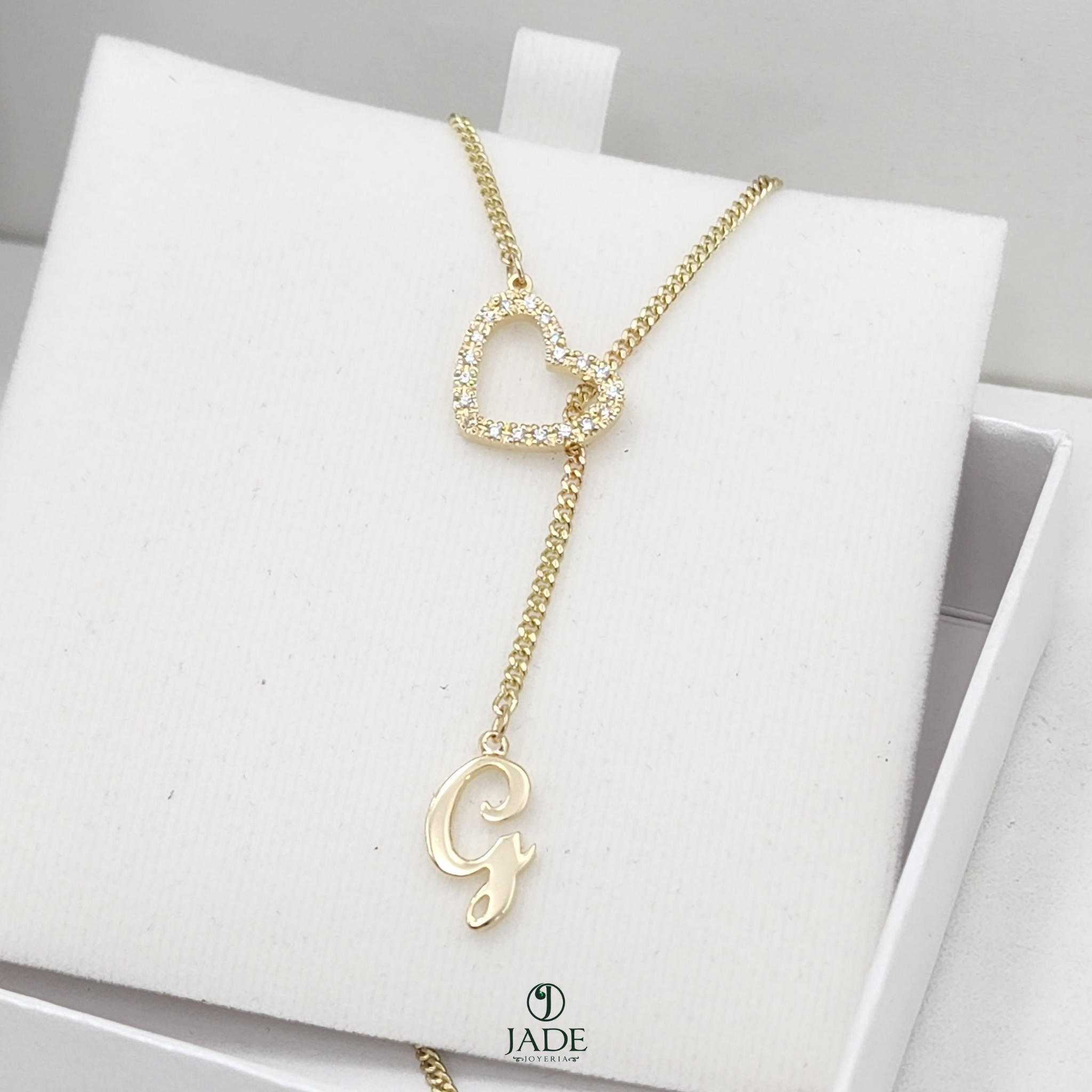 Collar con dije de corazón y dije de inicial personalizado