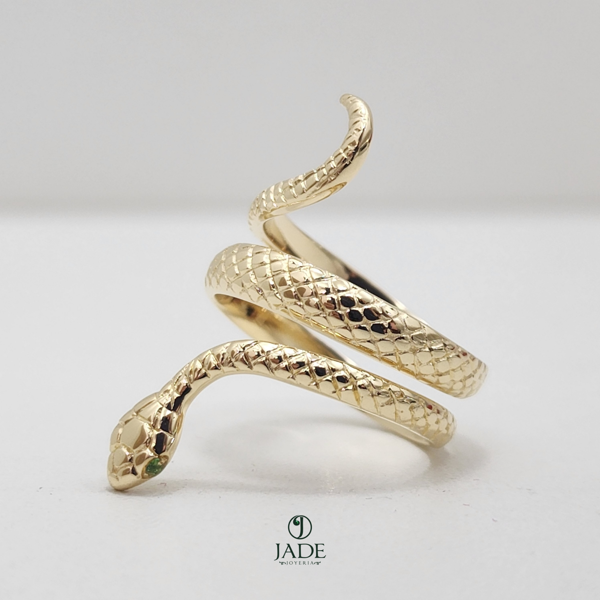 Anillo de serpiente con piedras en los ojos