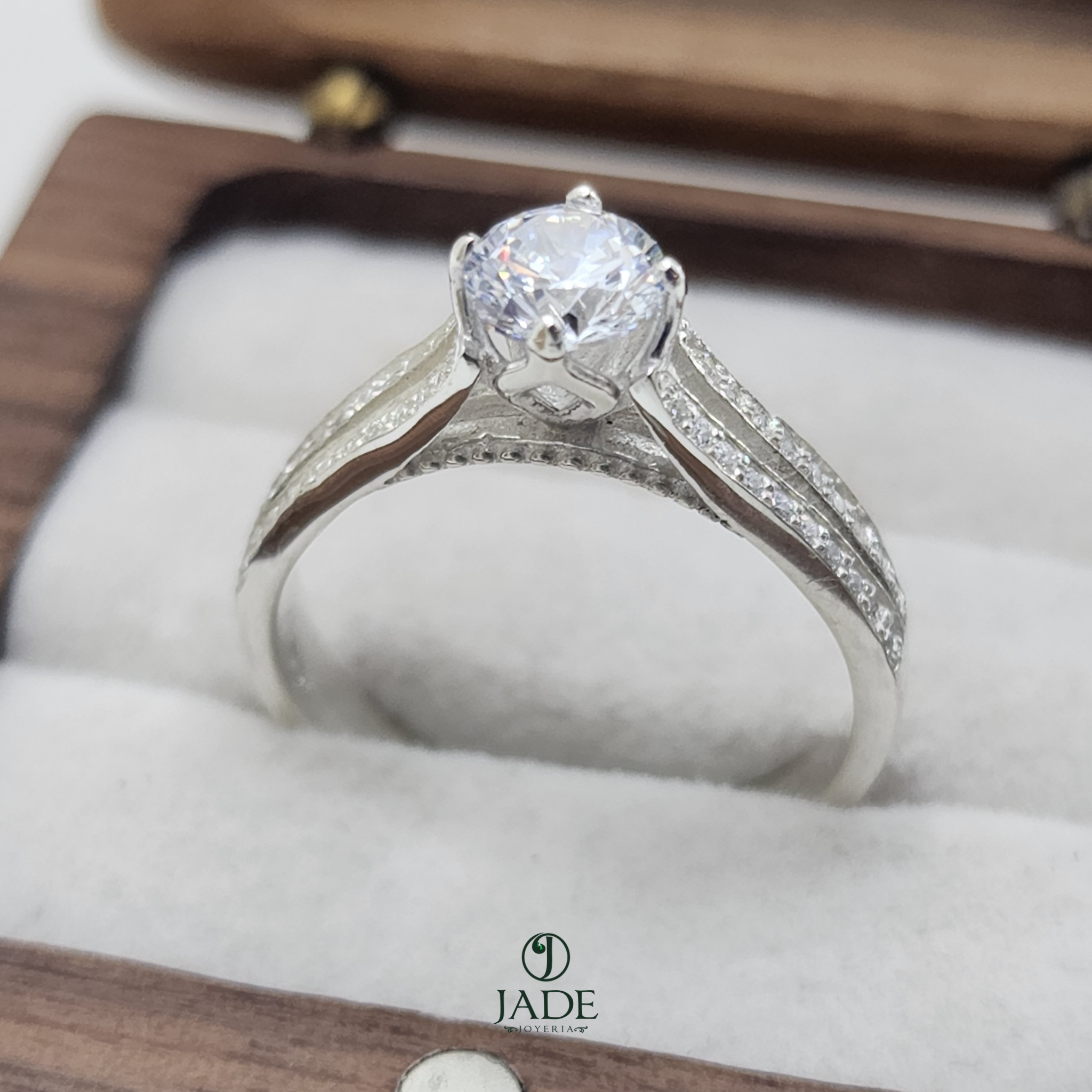 Anillo de compromiso "Camila" en plata fina