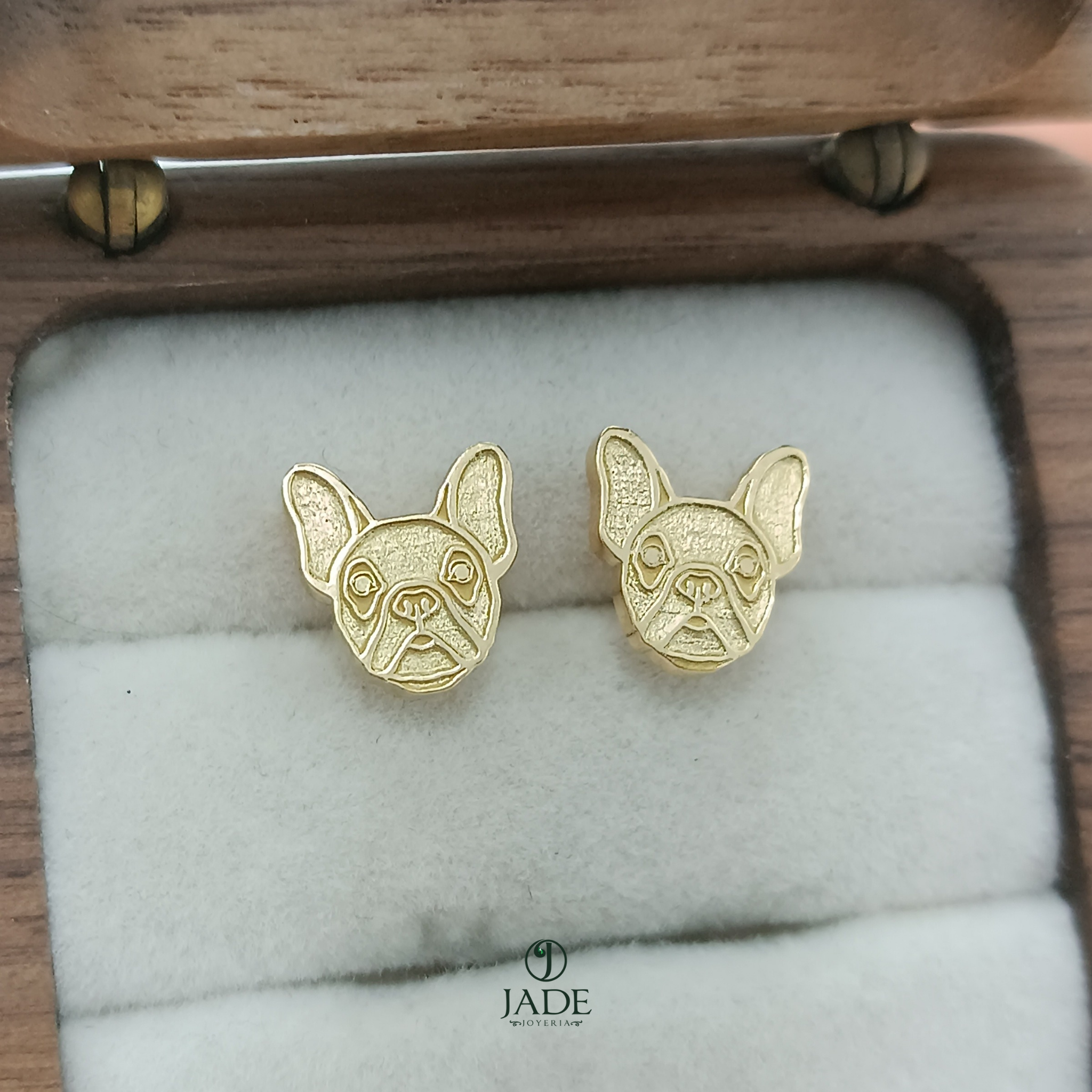 Aretes de perro en oro