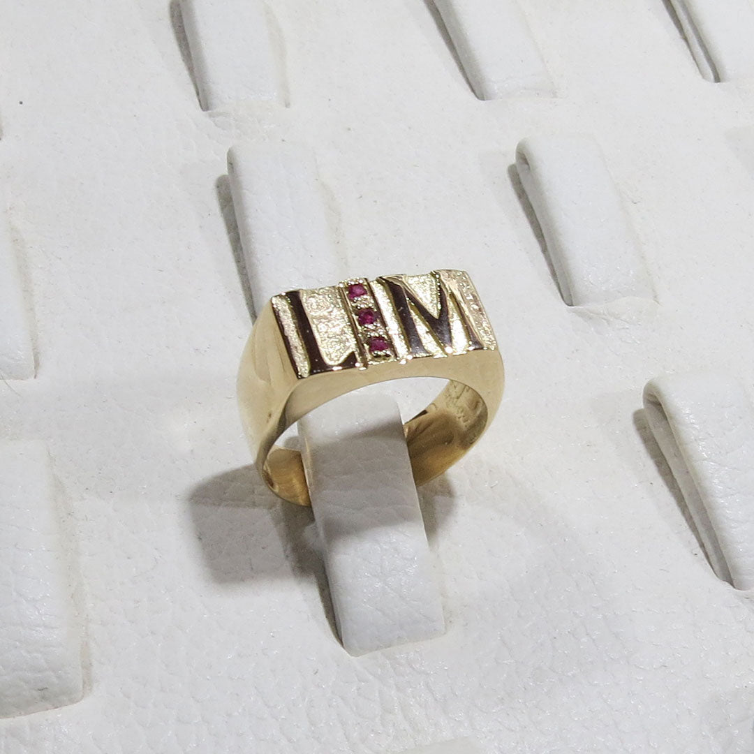 Anillo Chevalier Iniciales 3 Cristales Oro de 18k