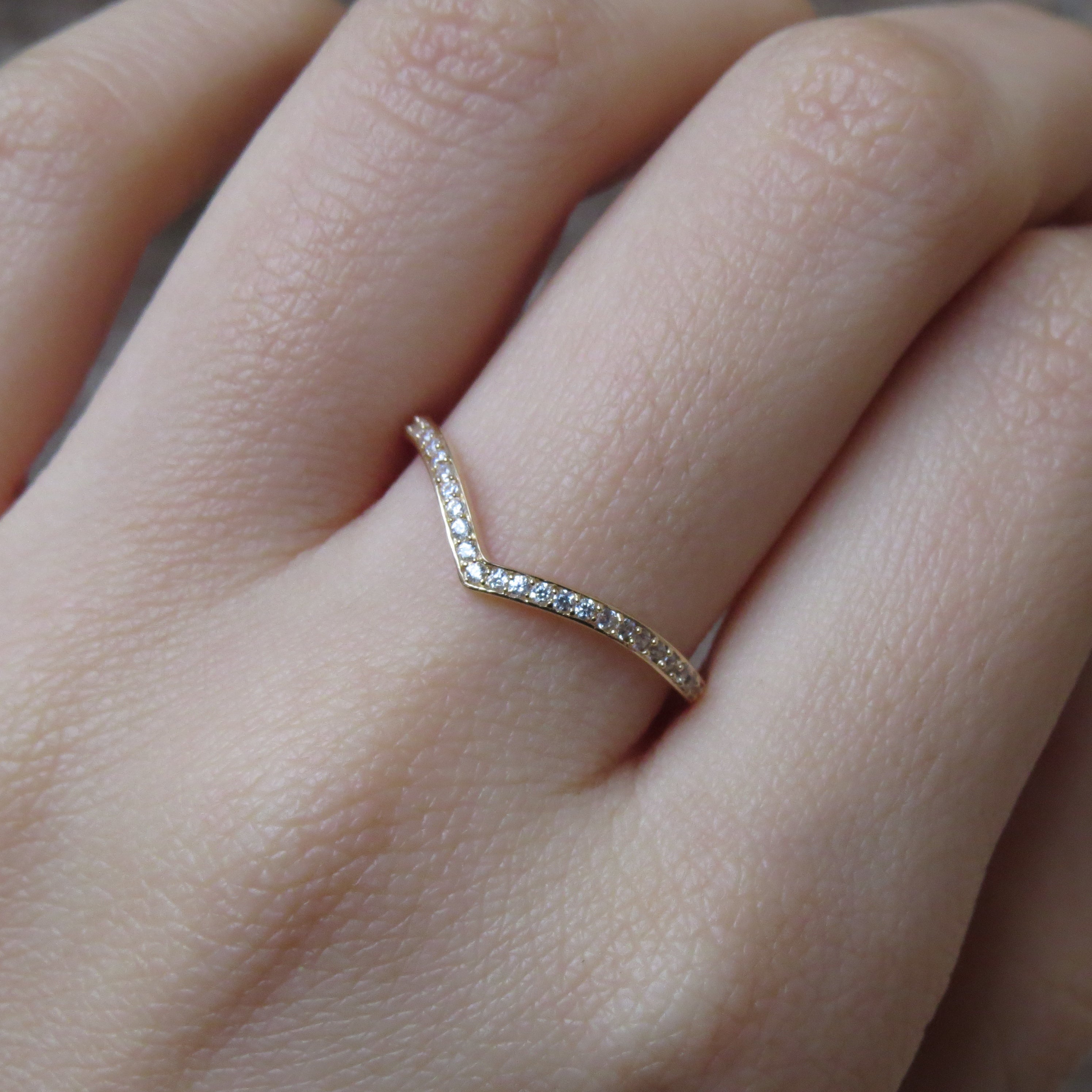 Cintillo V full piedras