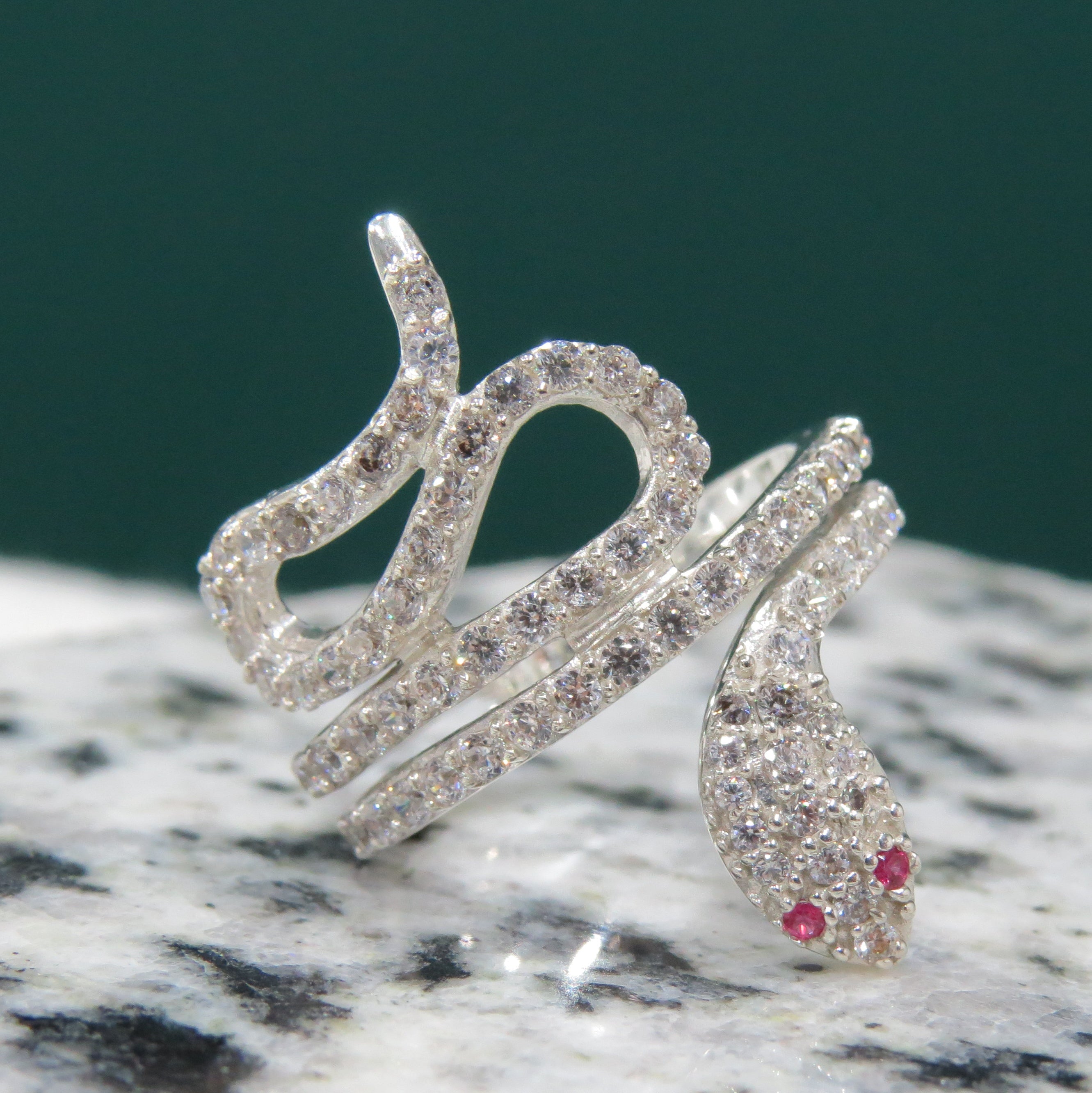 Anillo de serpiente full piedras en plata fina