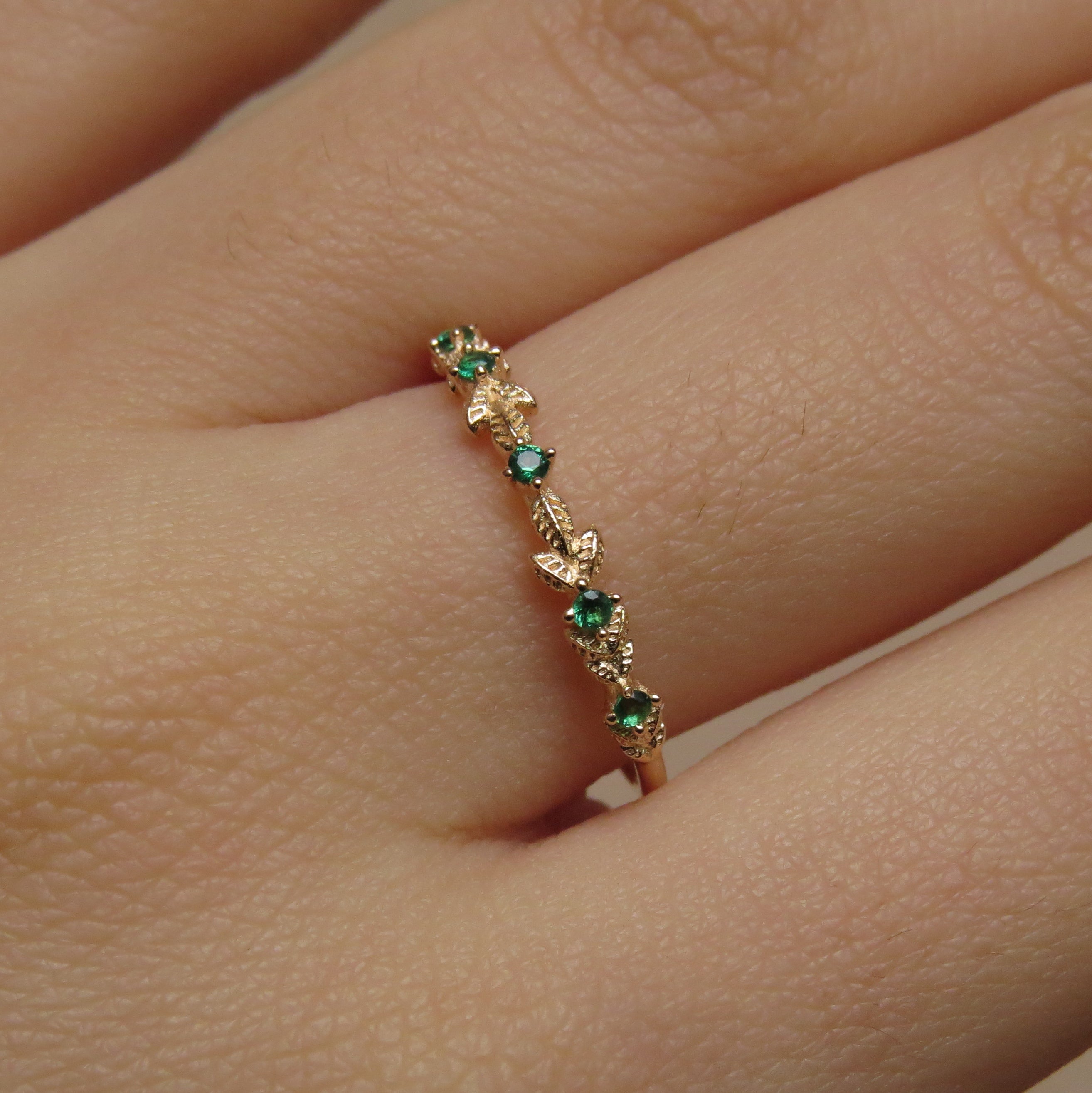 Cintillo de mini hojas y piedras en oro de 18k Jade18k