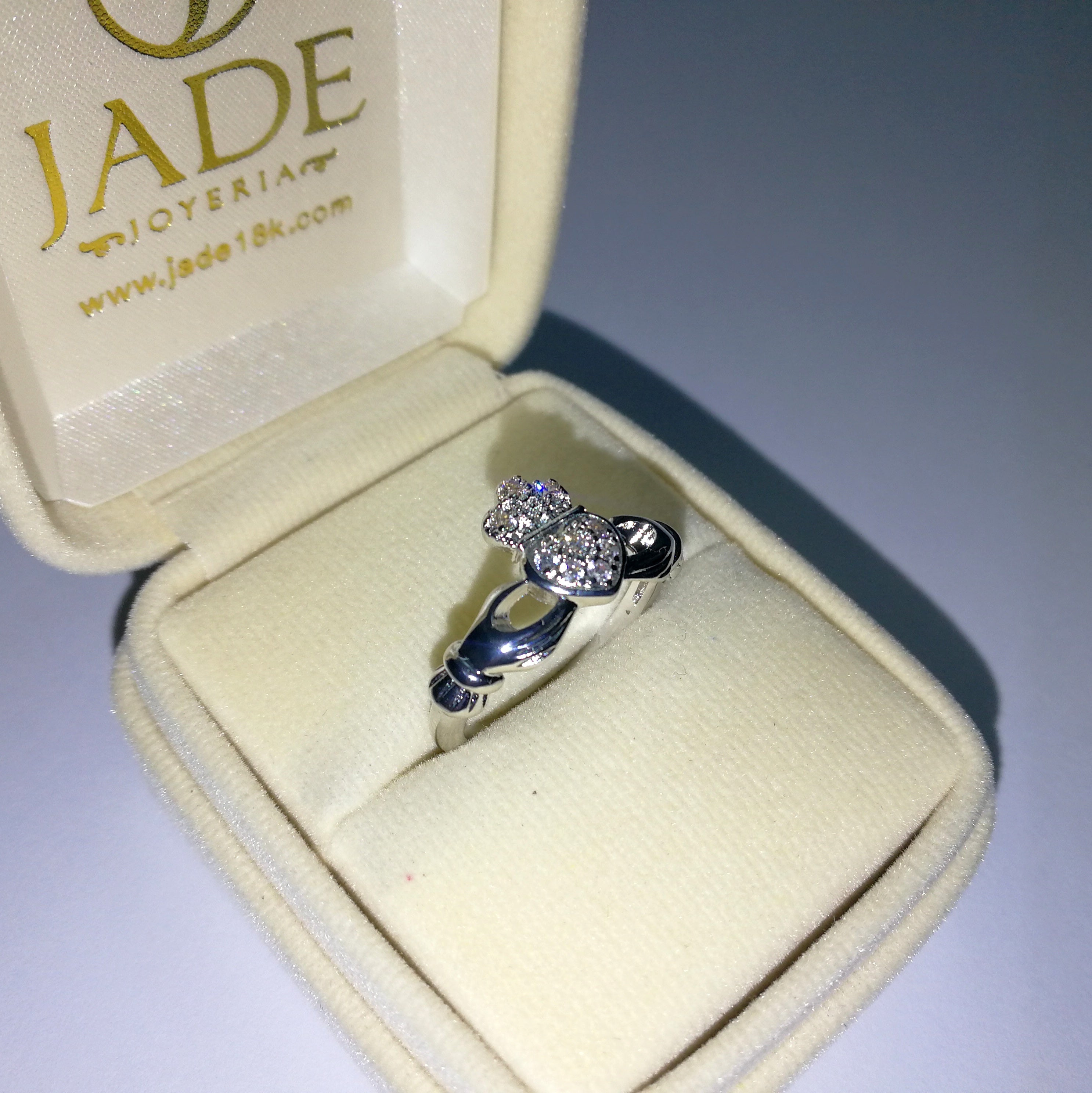 Anillo de Compromiso en Plata Claddagh de las Manos
