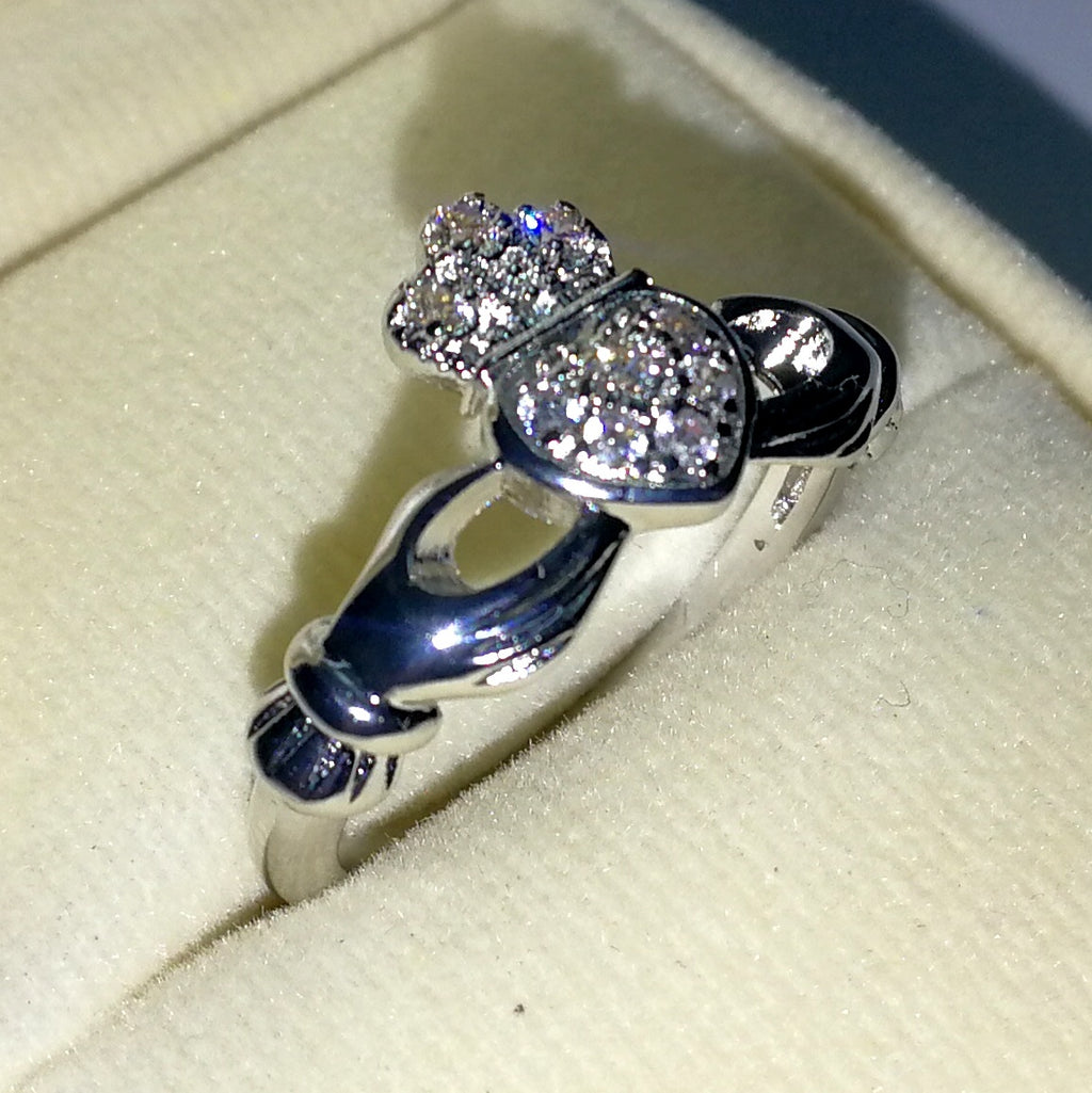 Anillo de Compromiso en Plata Claddagh de las Manos