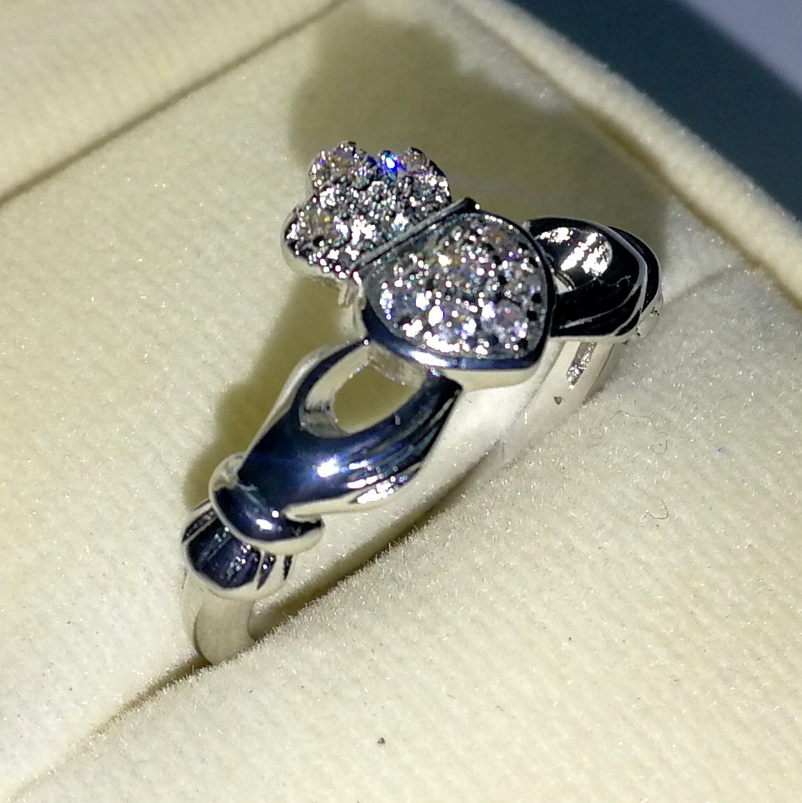 Anillo de Compromiso en Plata Claddagh de las Manos