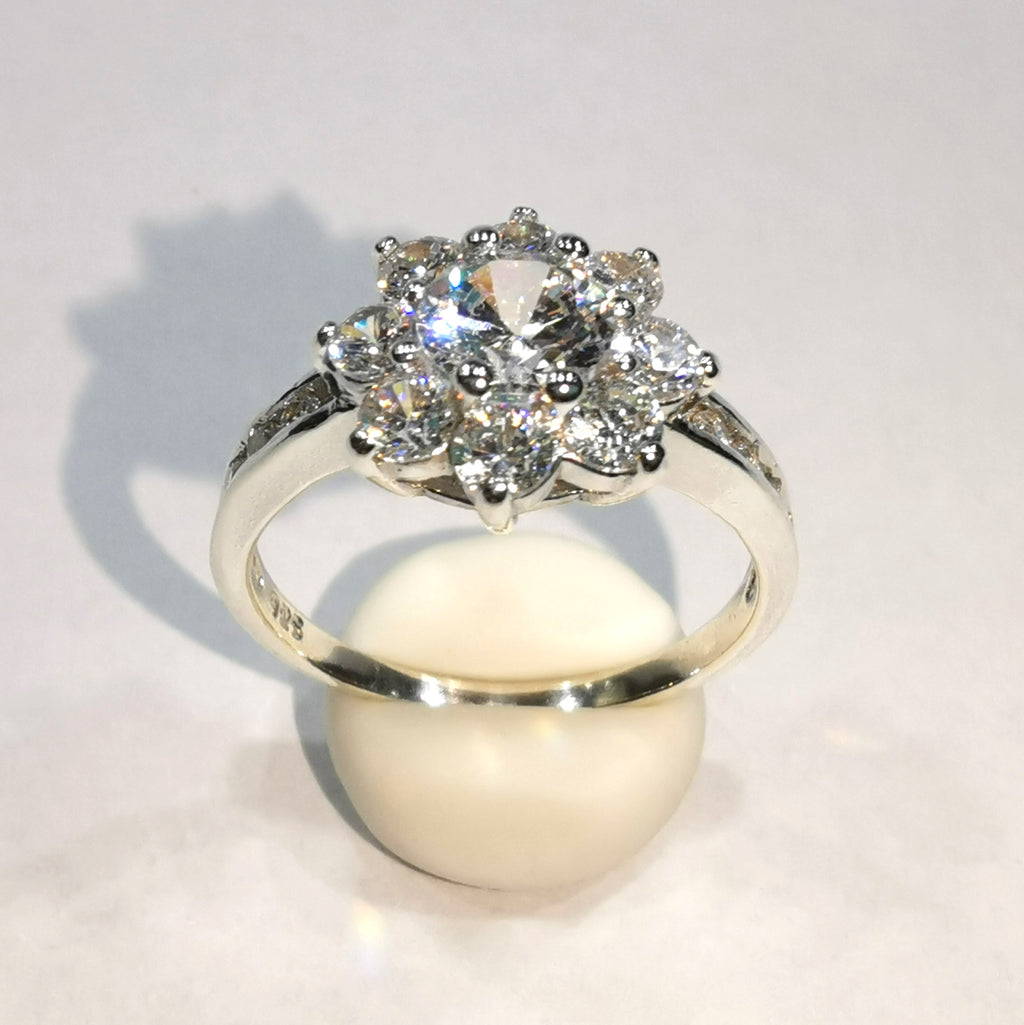 Anillo Blanca de Compromiso en Plata Estilo Flor brillosa