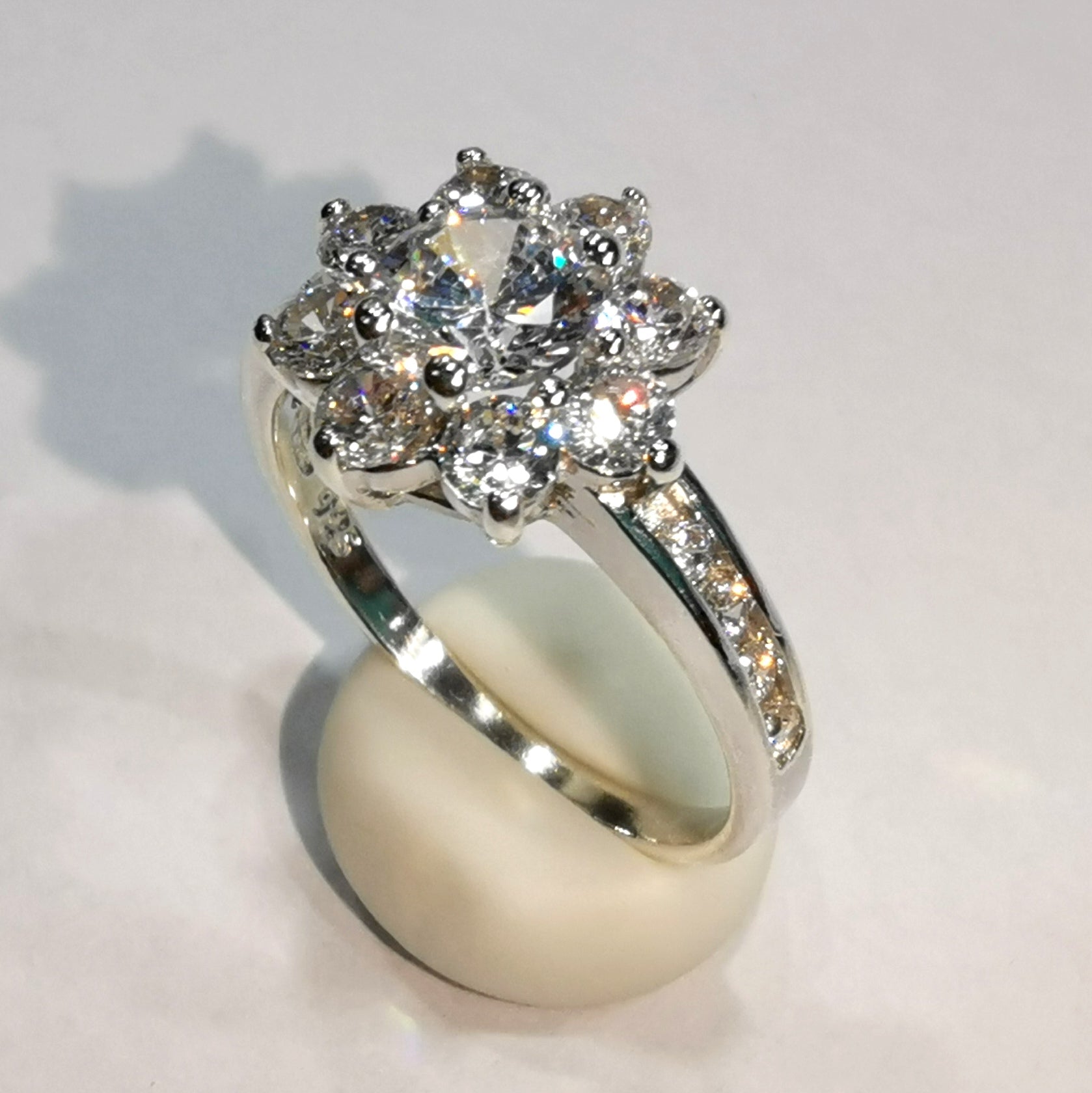 Anillo Blanca de Compromiso en Plata Estilo Flor brillosa