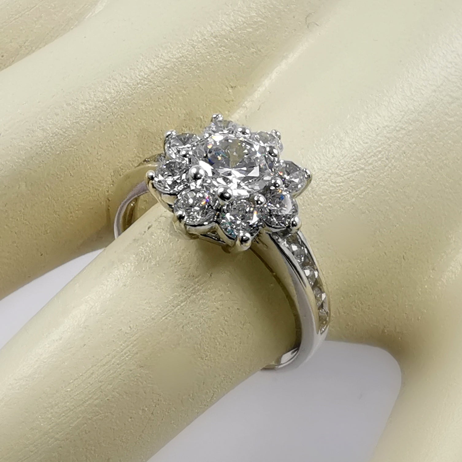 Anillo Blanca de Compromiso en Plata Estilo Flor brillosa