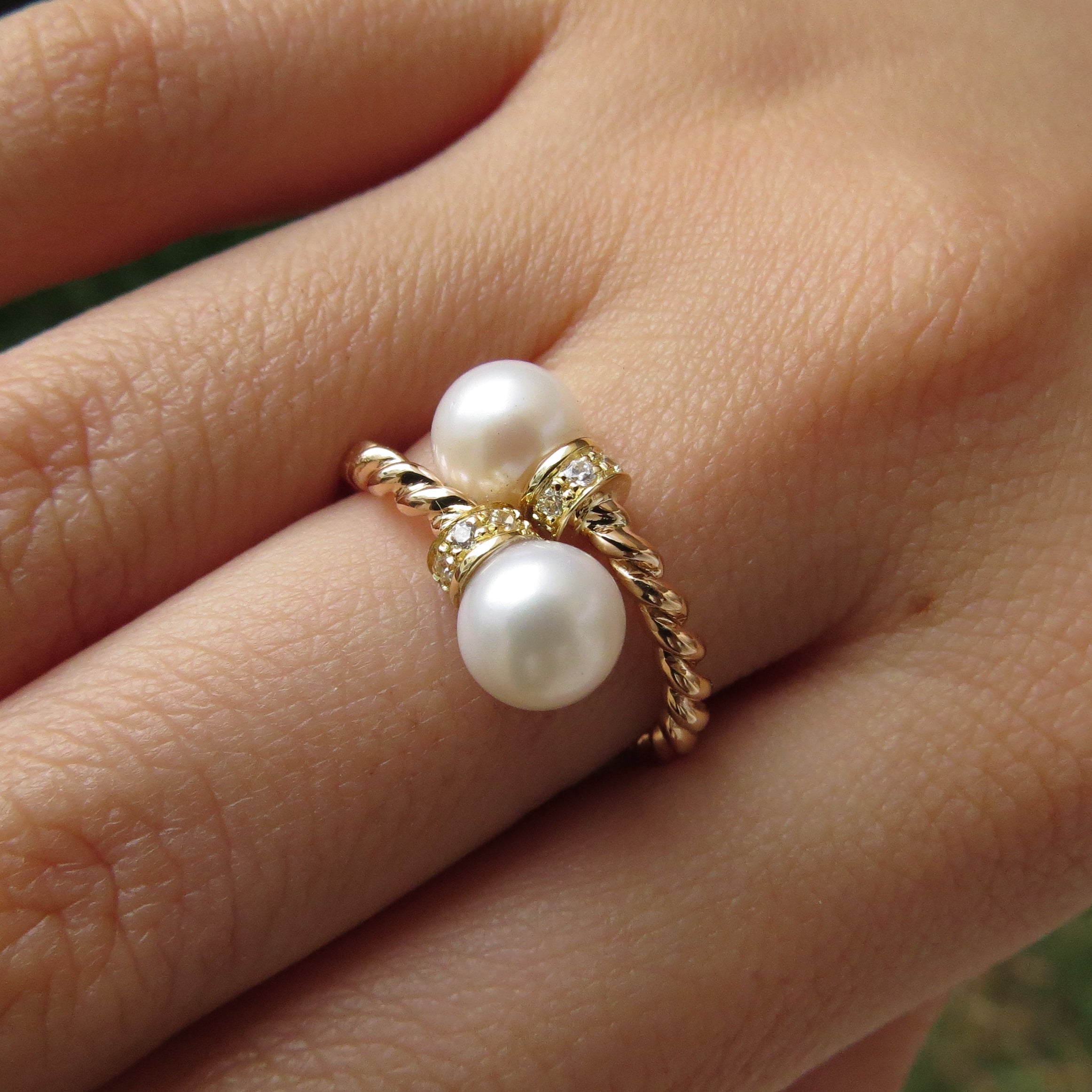 Anillo con perlas cultivadas