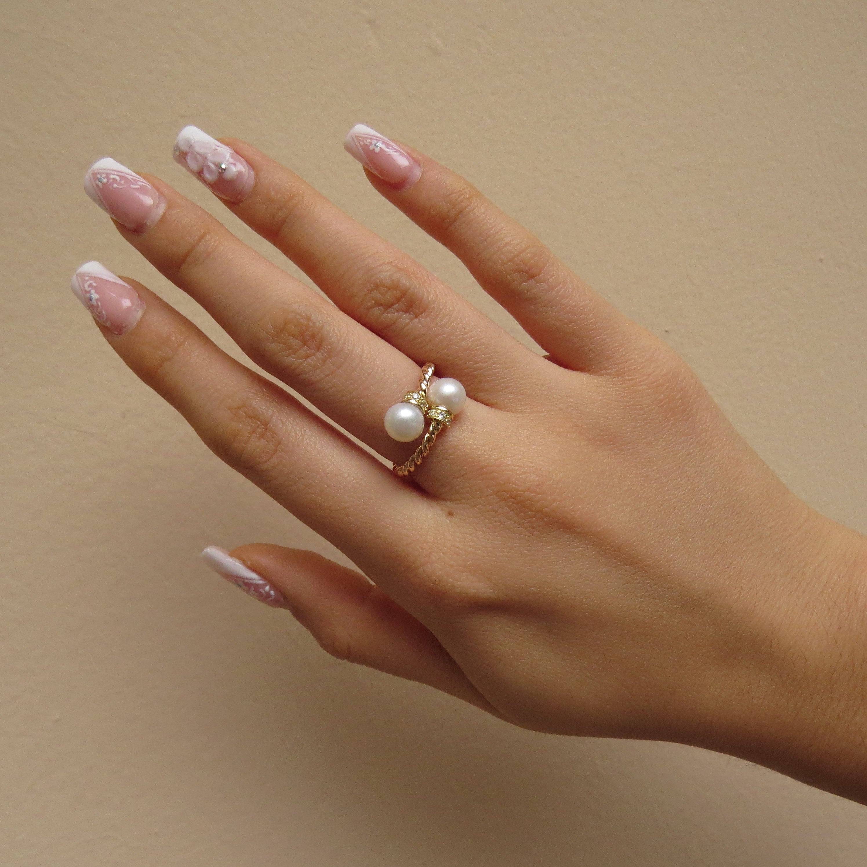 Anillo con perlas cultivadas