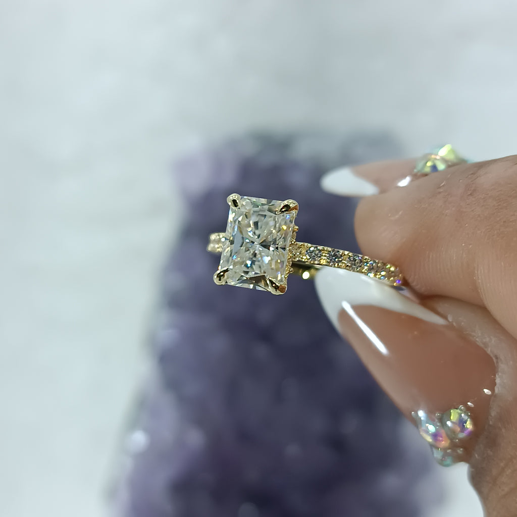 Anillo con piedra rectangular