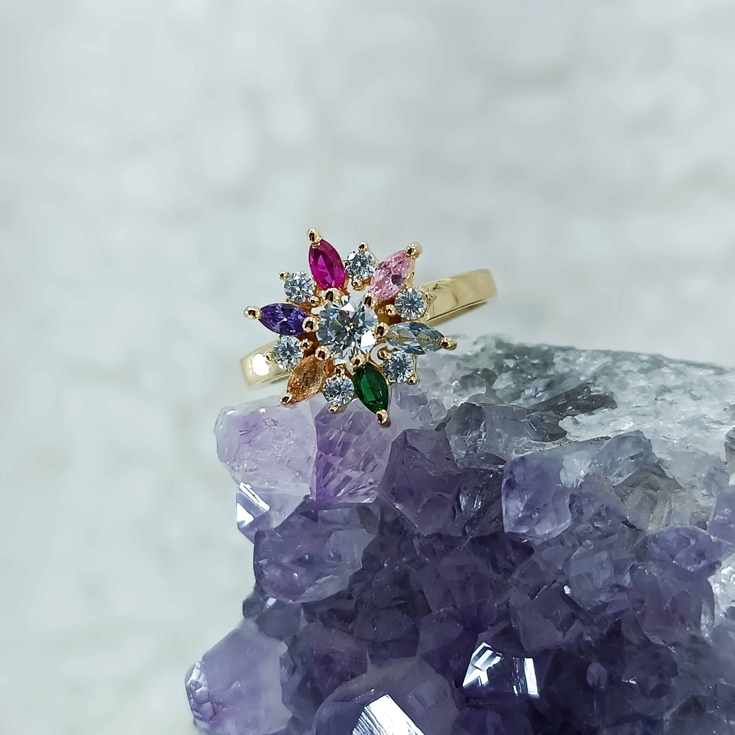 Anillo con piedras en forma de Flor