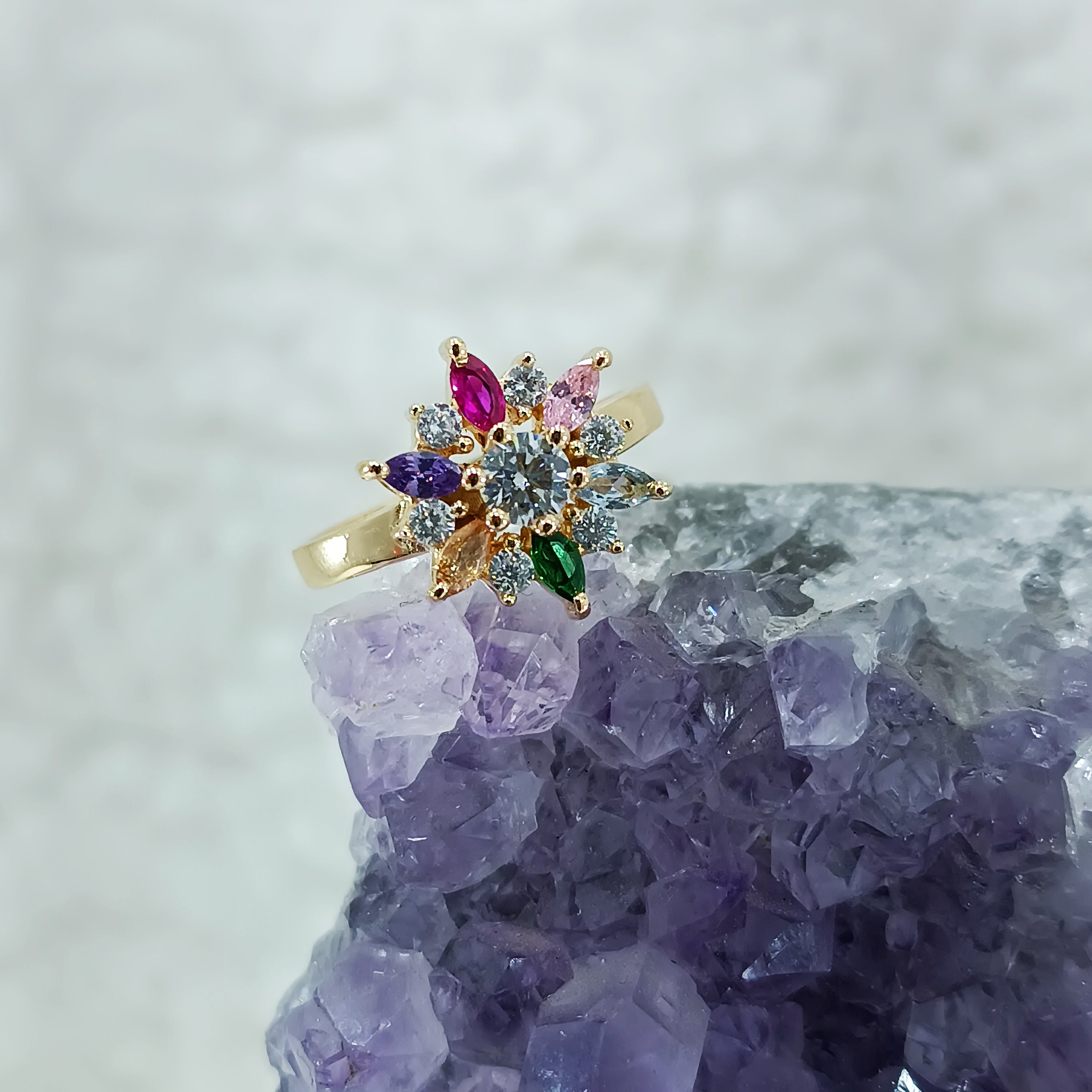 Anillo con piedras en forma de Flor