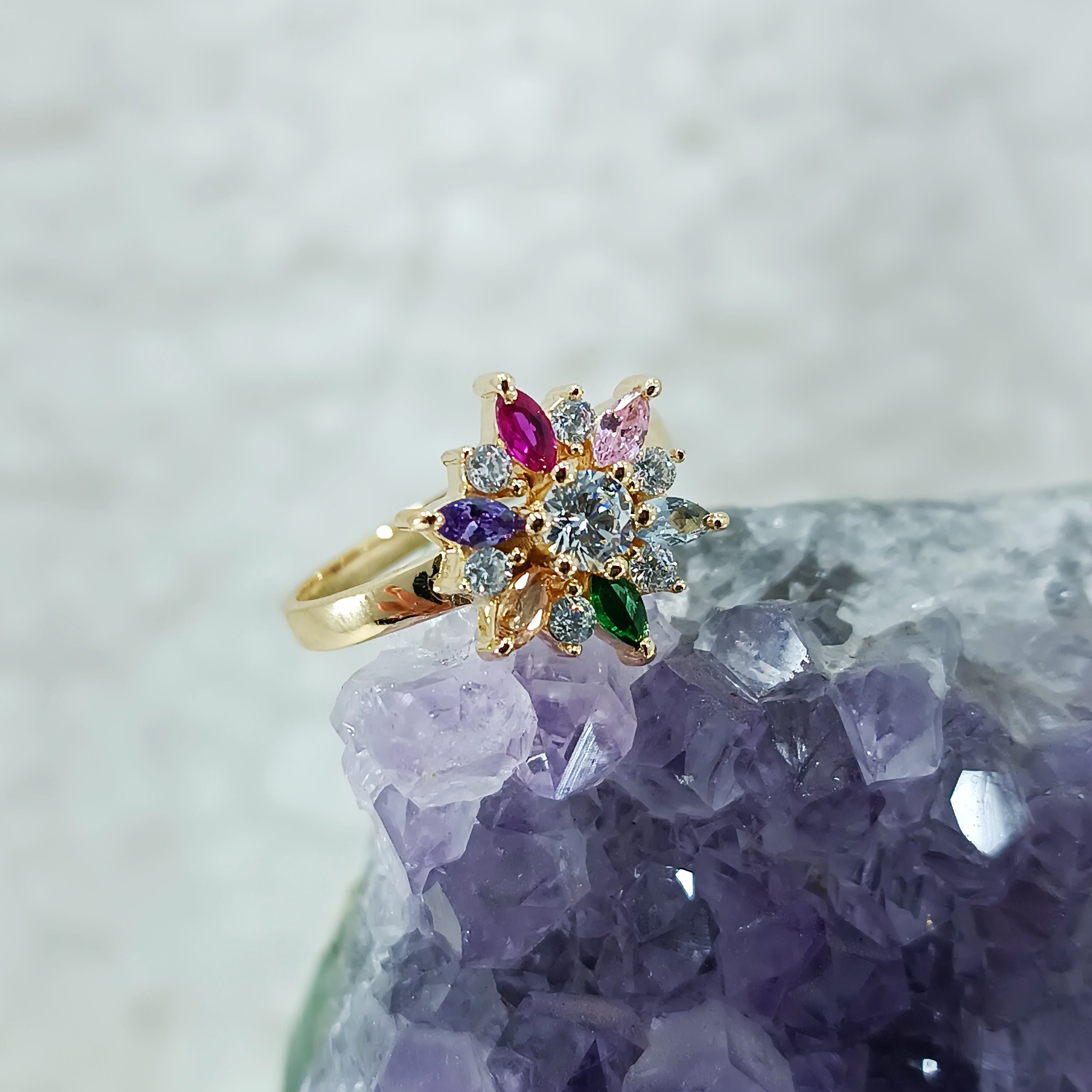 Anillo con piedras en forma de Flor