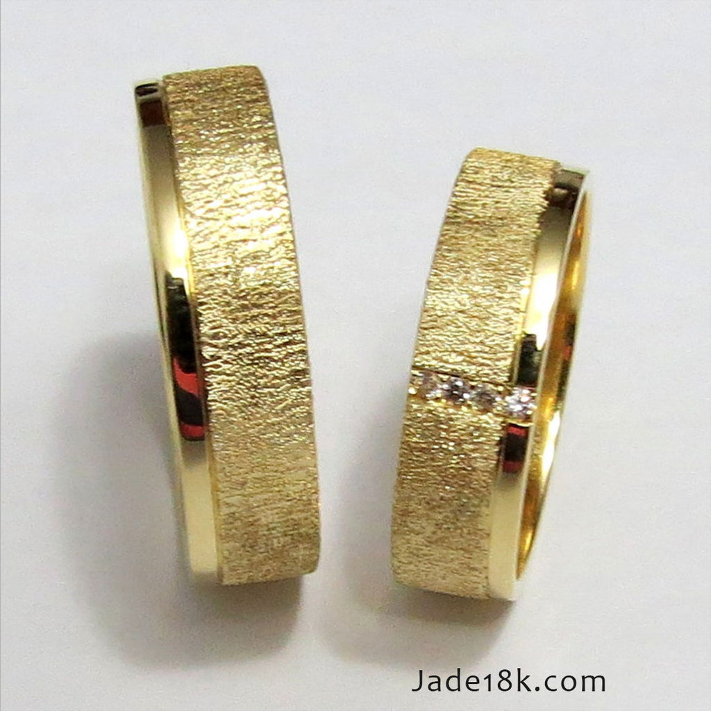 Aros de matrimonio gaspeados con piedras en oro de 18k