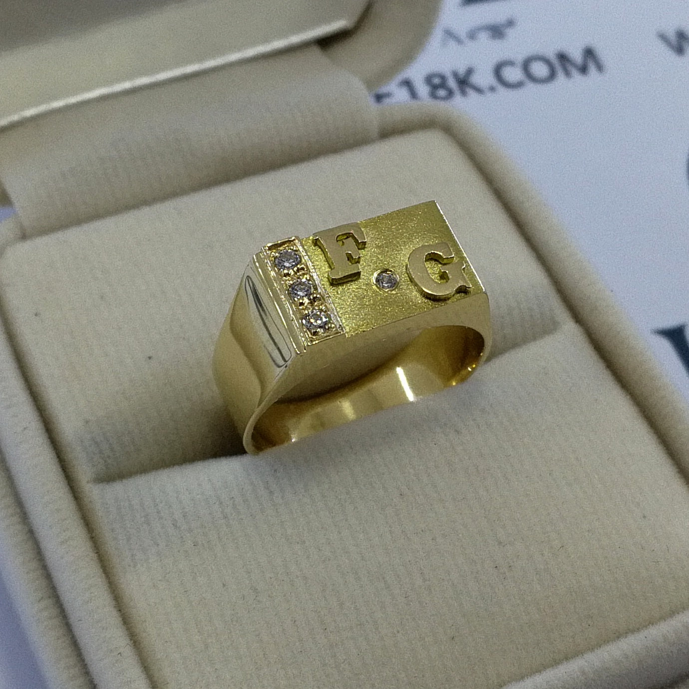 Anillo Chevalier Con Dos Iniciales Oro de 18k Jade18k