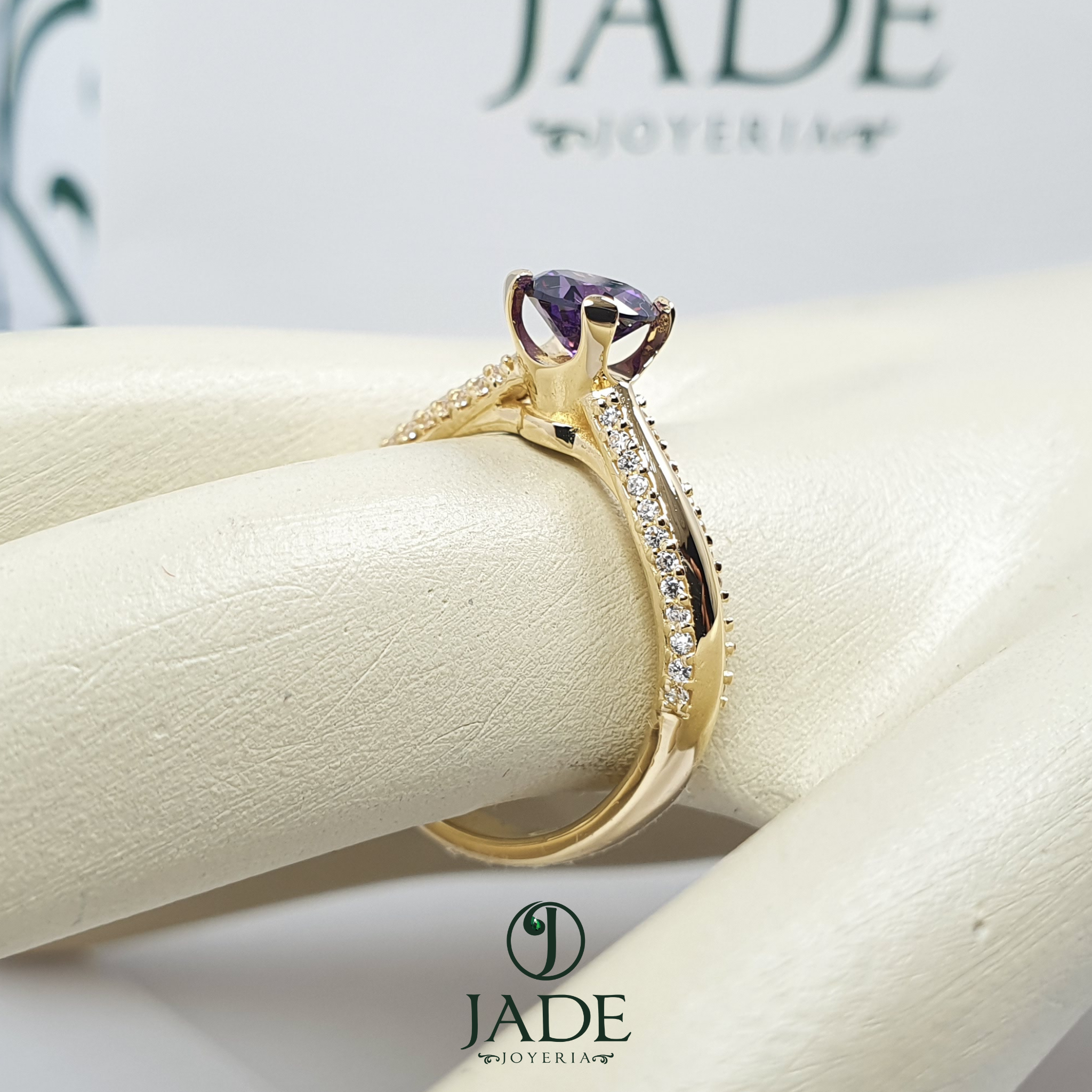 Anillo piedra morada