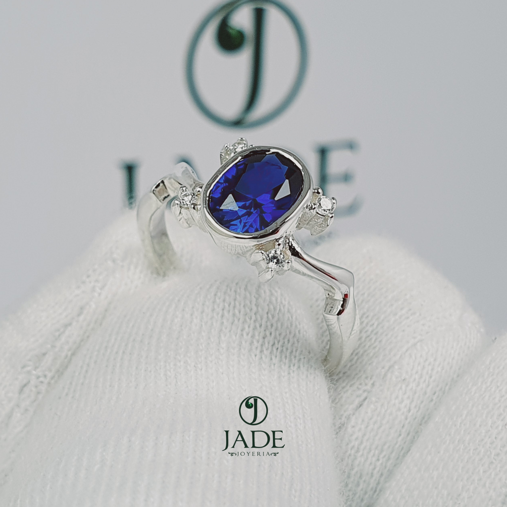 Anillo de piedra azul en plata fina