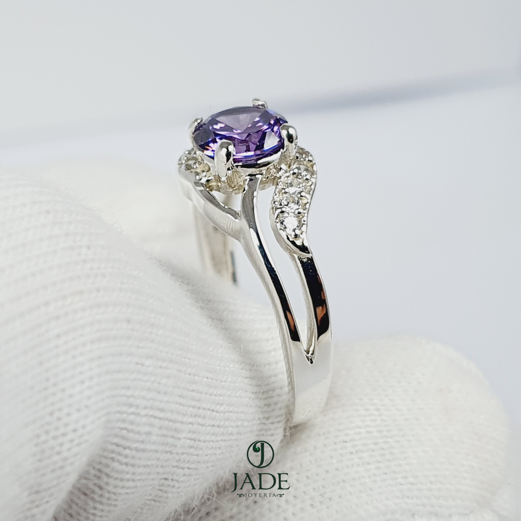 Anillo con piedra morada en plata fina