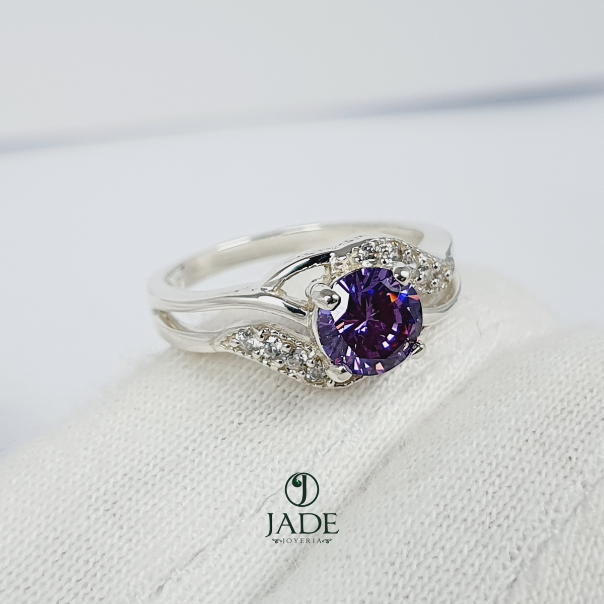 Anillo con piedra morada en plata fina