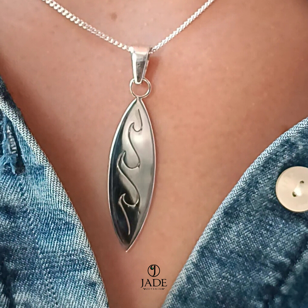 Dije de tabla de surf en plata