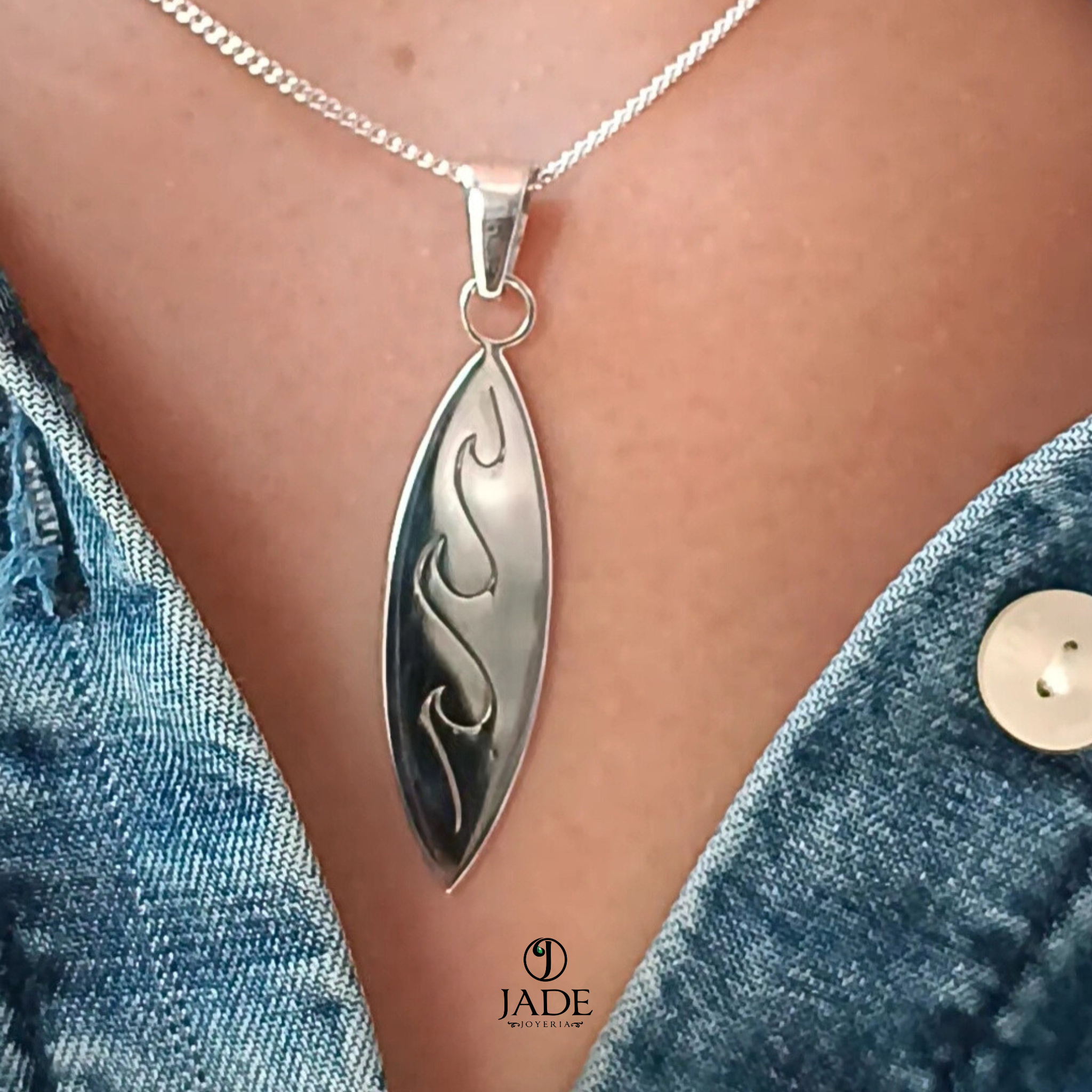 Dije de tabla de surf en plata