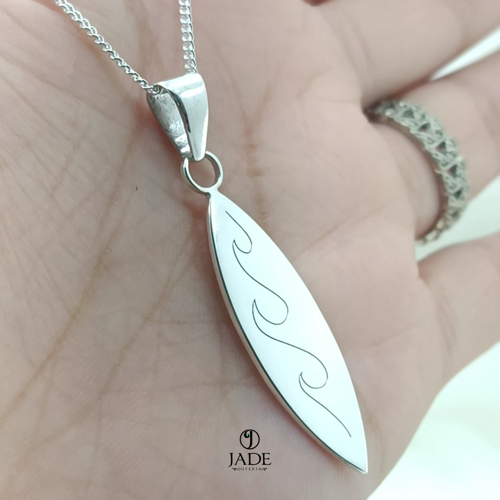 Dije de tabla de surf en plata