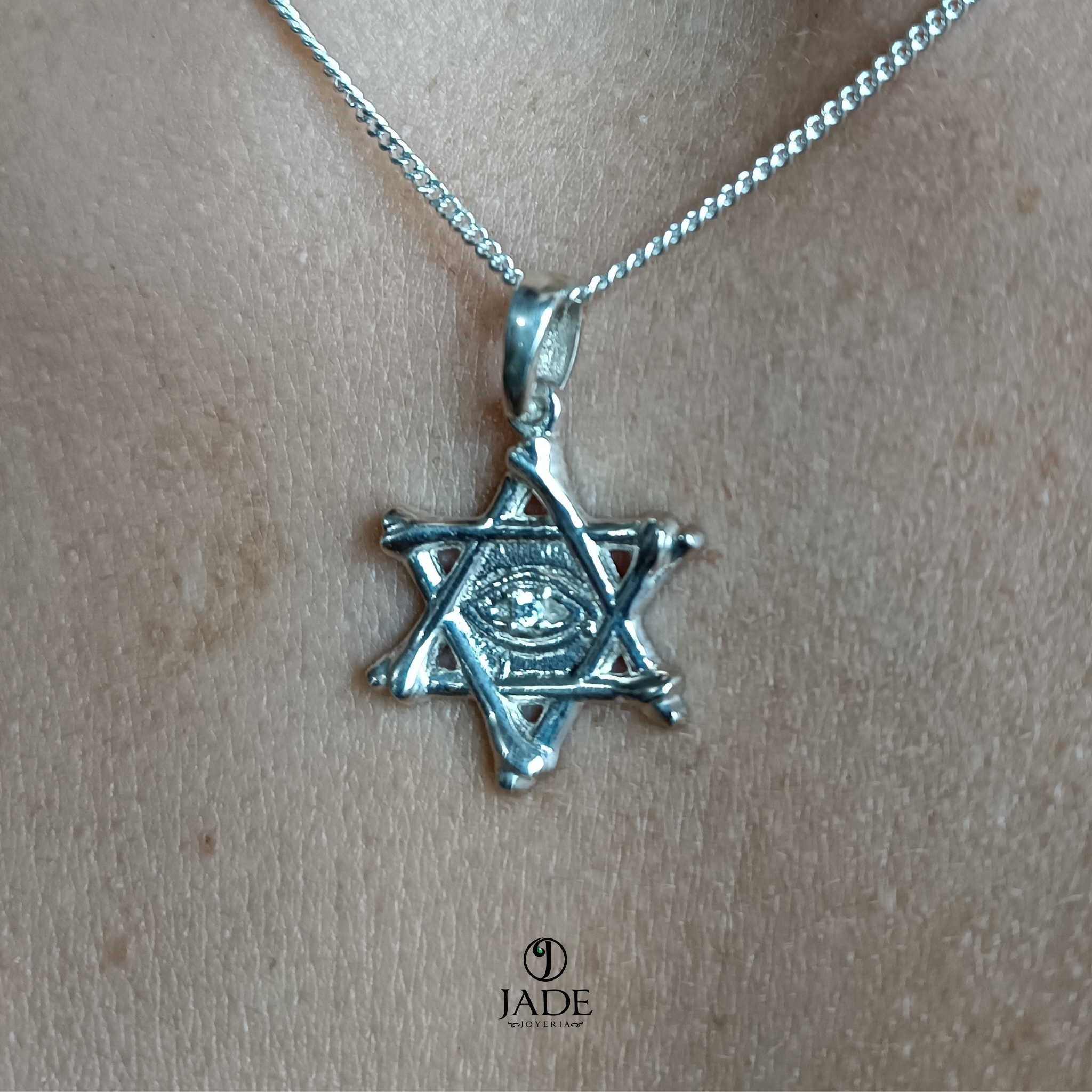 Dije pirámides invertida en plata