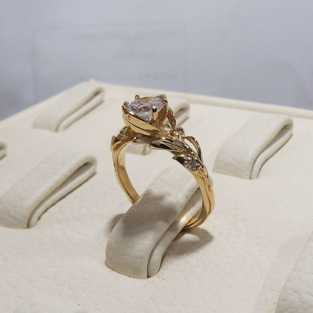 Anillo forma de rosa en oro 18k