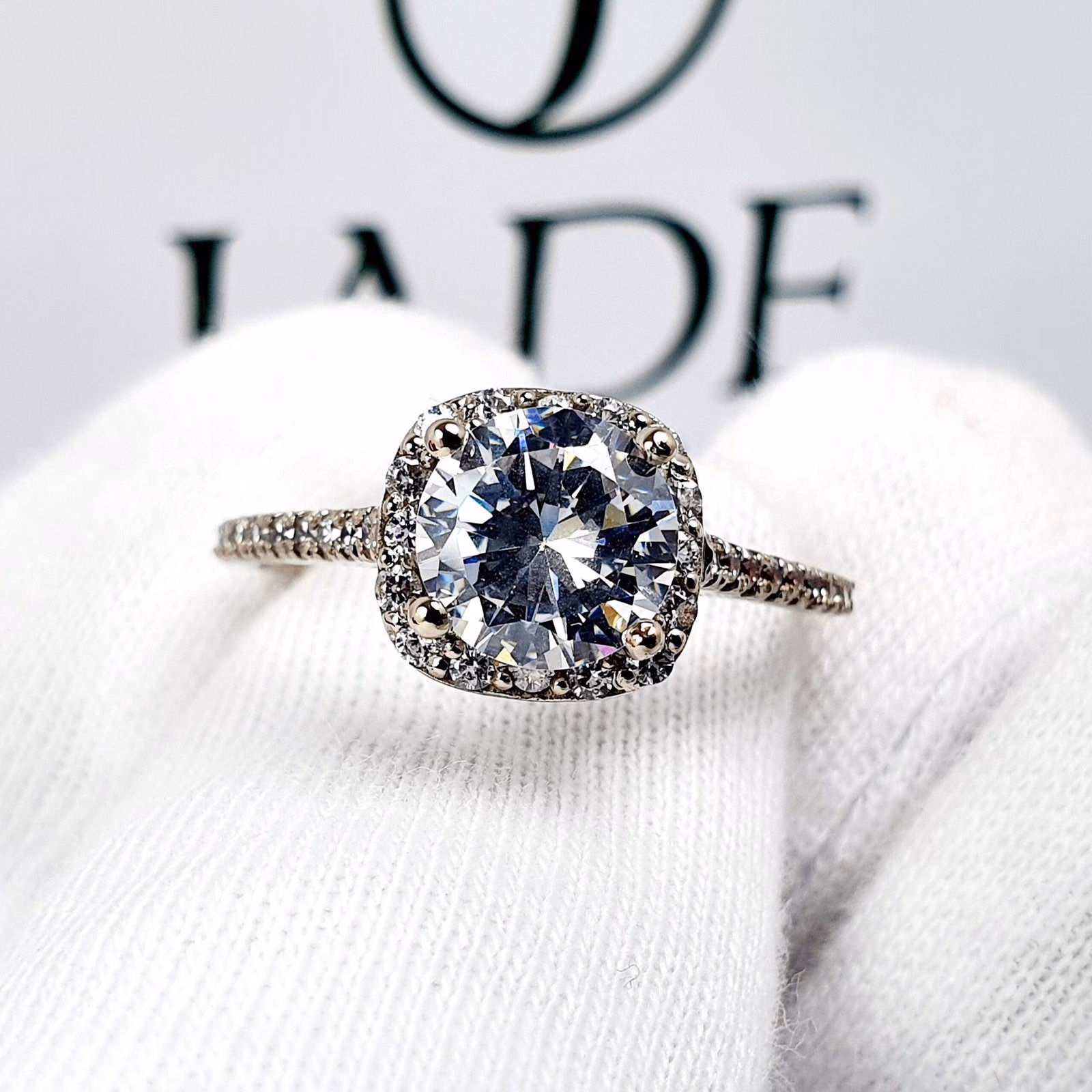 Anillo Abby de Compromiso Oro Blanco 18K Piedra Redonda
