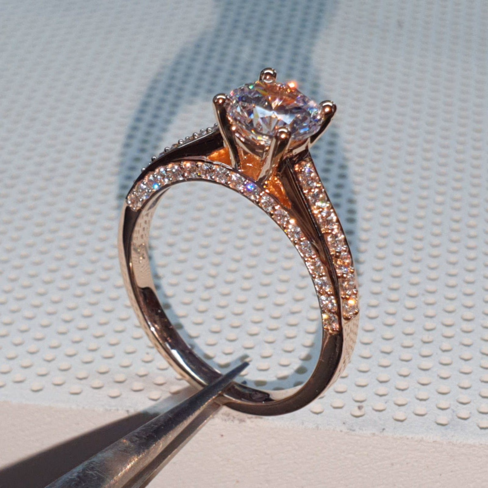 Anillo Claudia de Compromiso Oro 18k Piedra Redonda