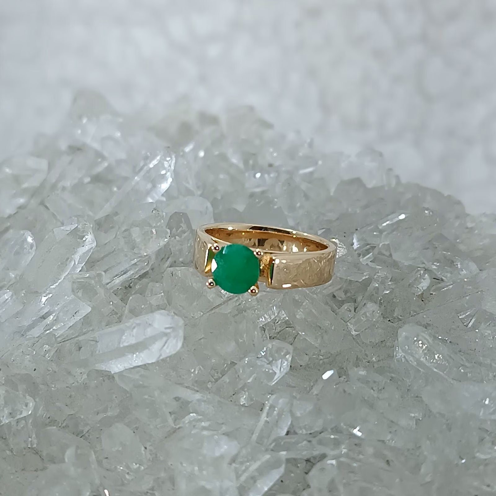Anillo con piedra esmeralda en oro 18k