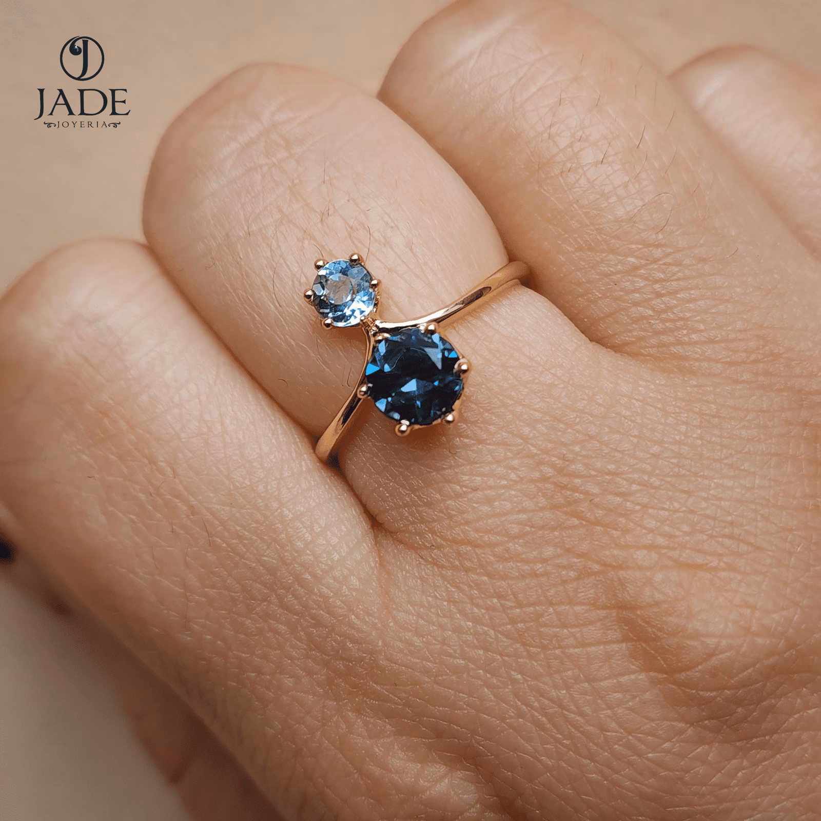 Anillo con Piedra LondonBlue y Agua Marina Natural en oro de 18k