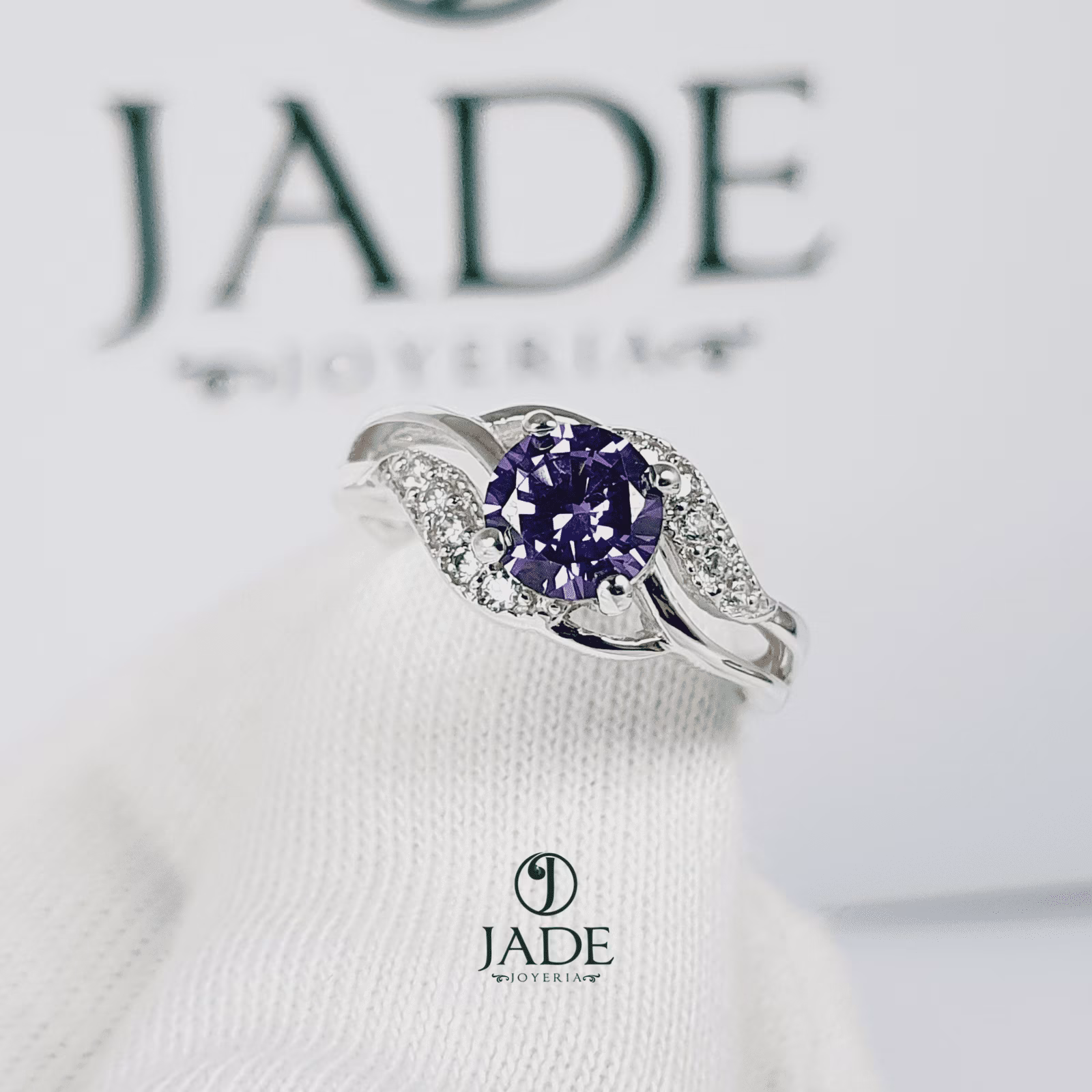 Anillo con piedra morada en plata fina
