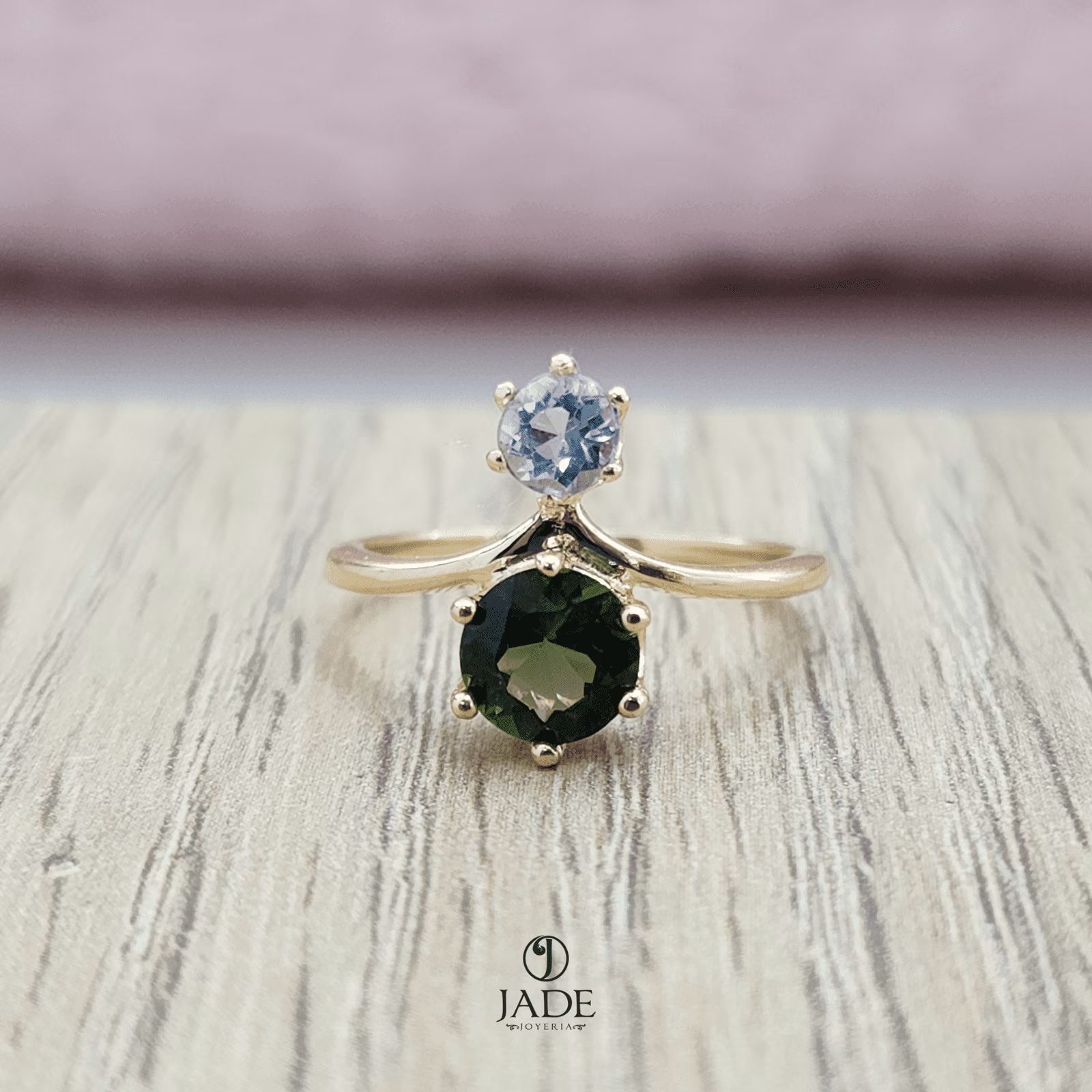 Anillo con piedra Turmalina verde y aguamarina en oro de 18k