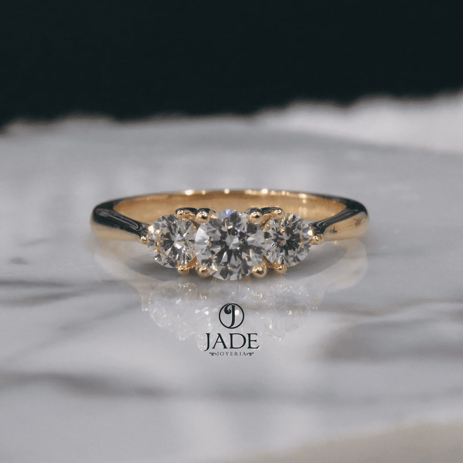 Anillo de 3 piedras en oro de 18k
