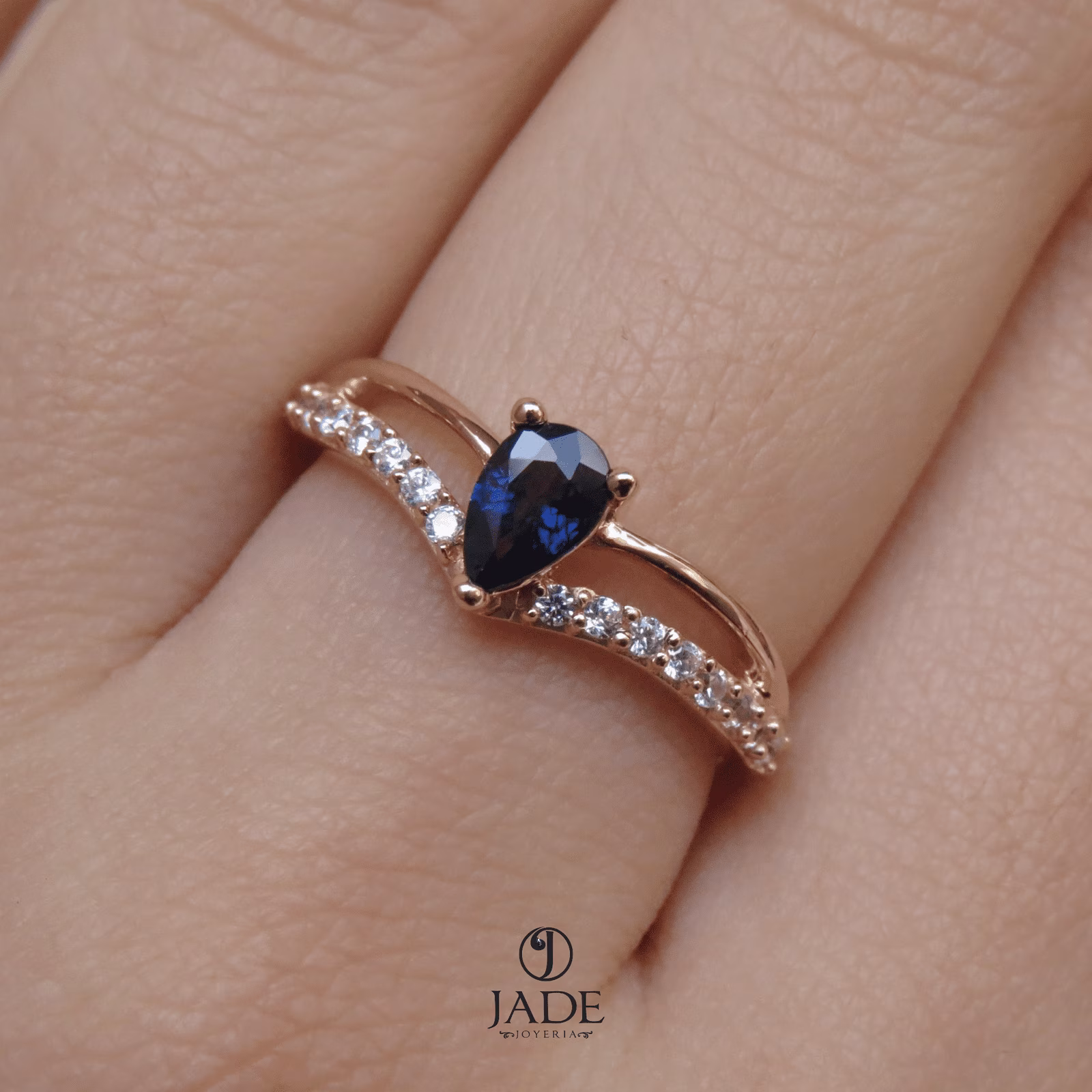 Anillo de compromiso con zafiro natural en oro18k