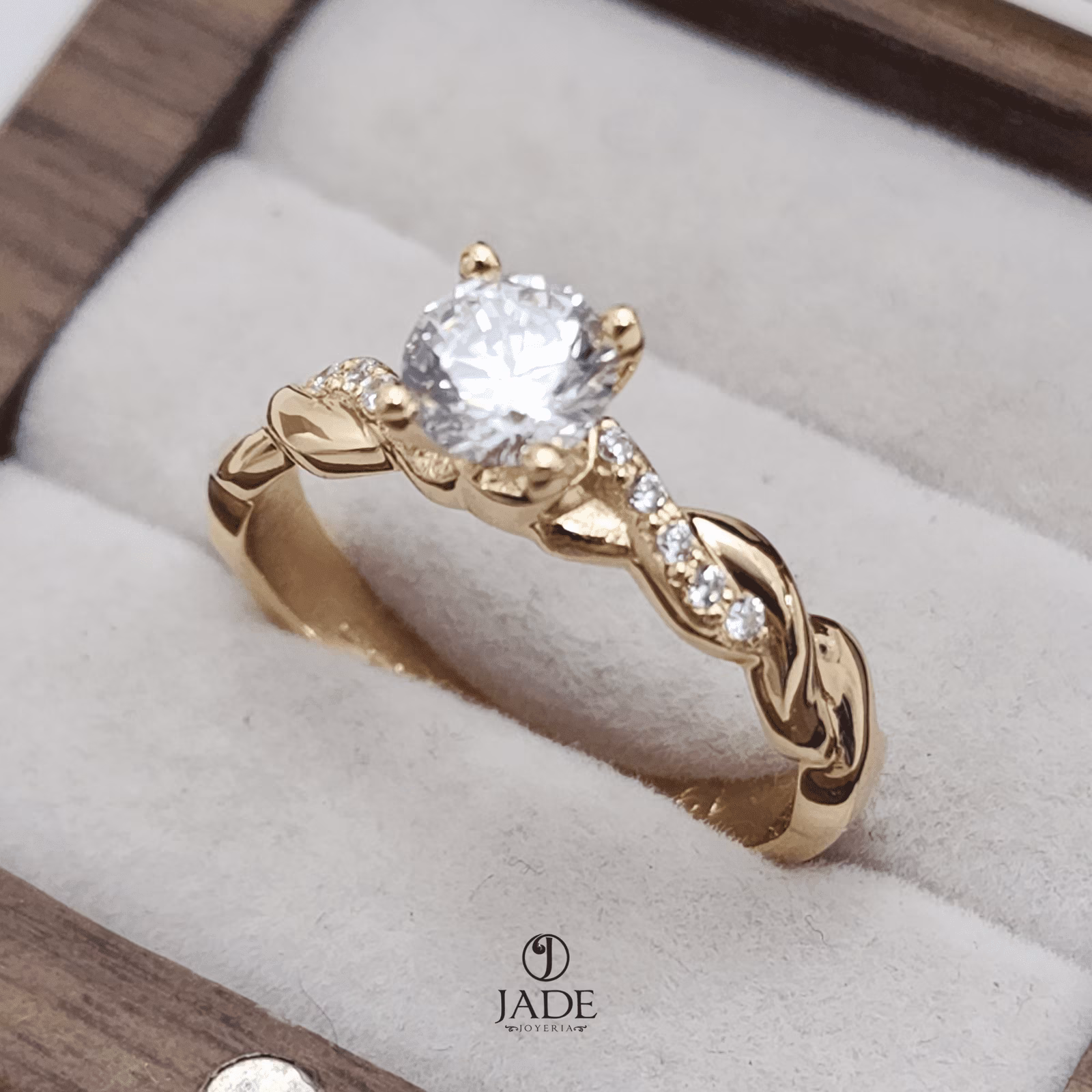 Anillo de compromiso entrelazado en oro de 18k