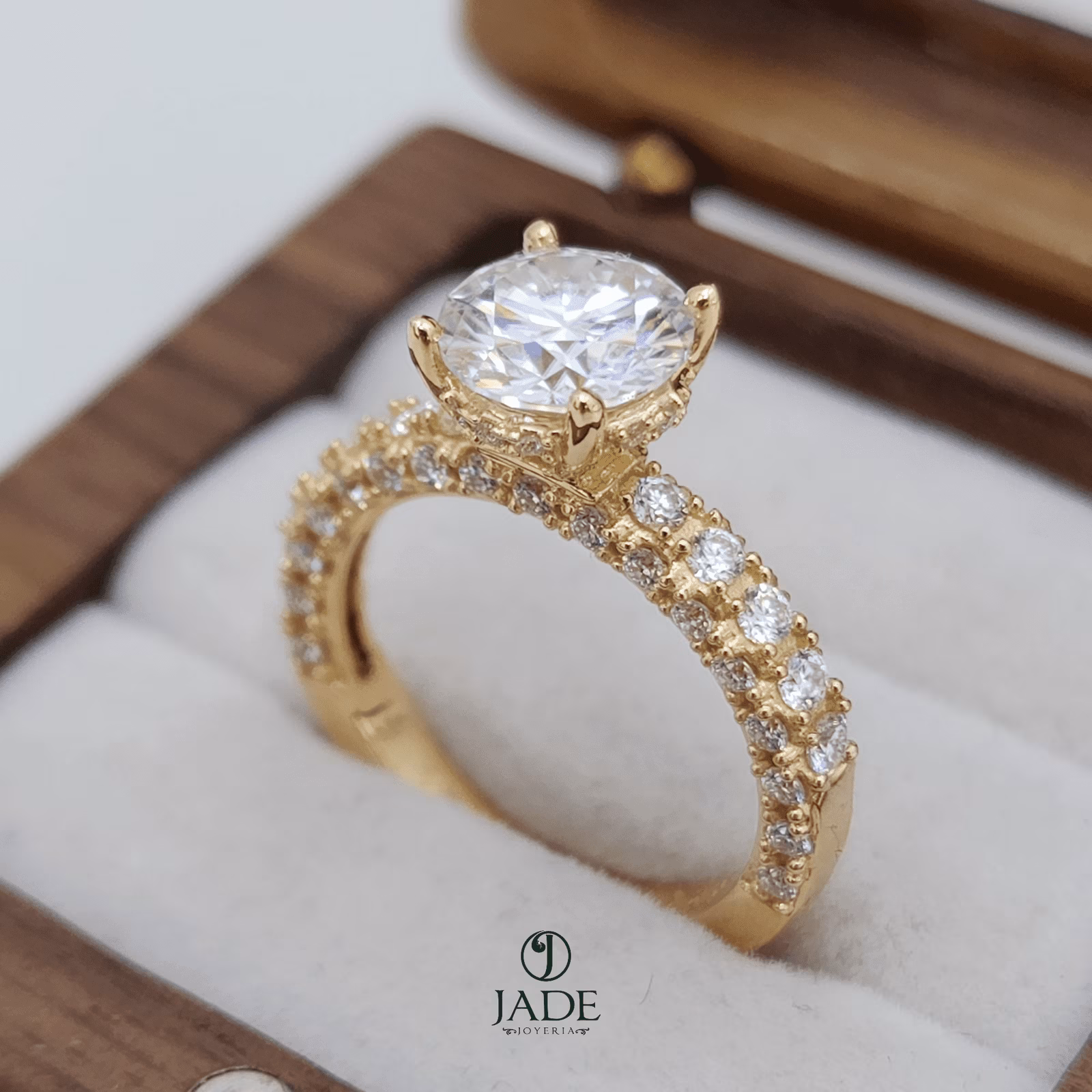 Anillo de compromiso Fey en oro de 18k