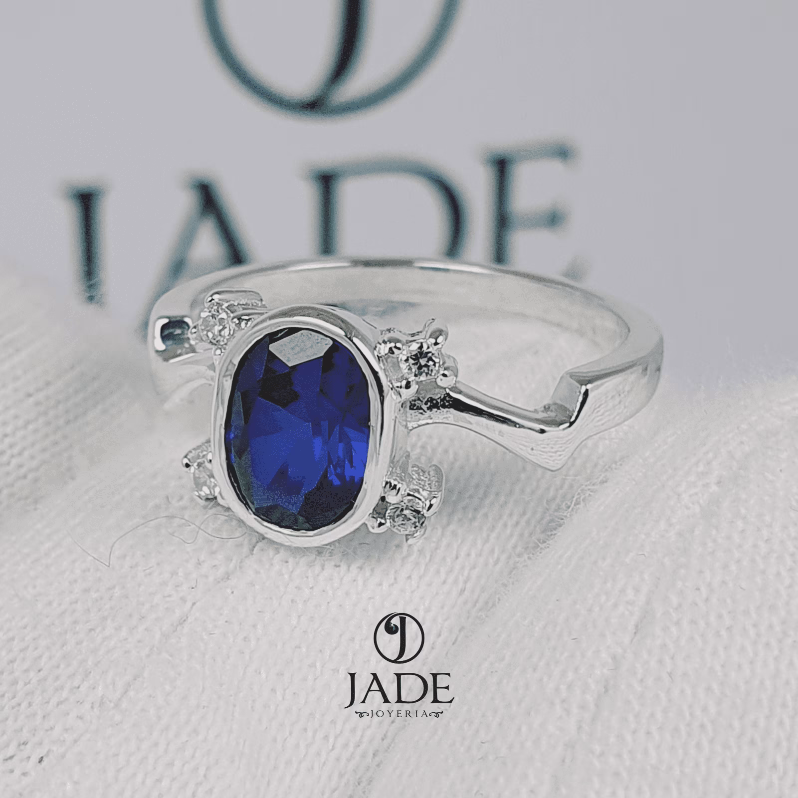 Anillo de piedra azul en plata fina