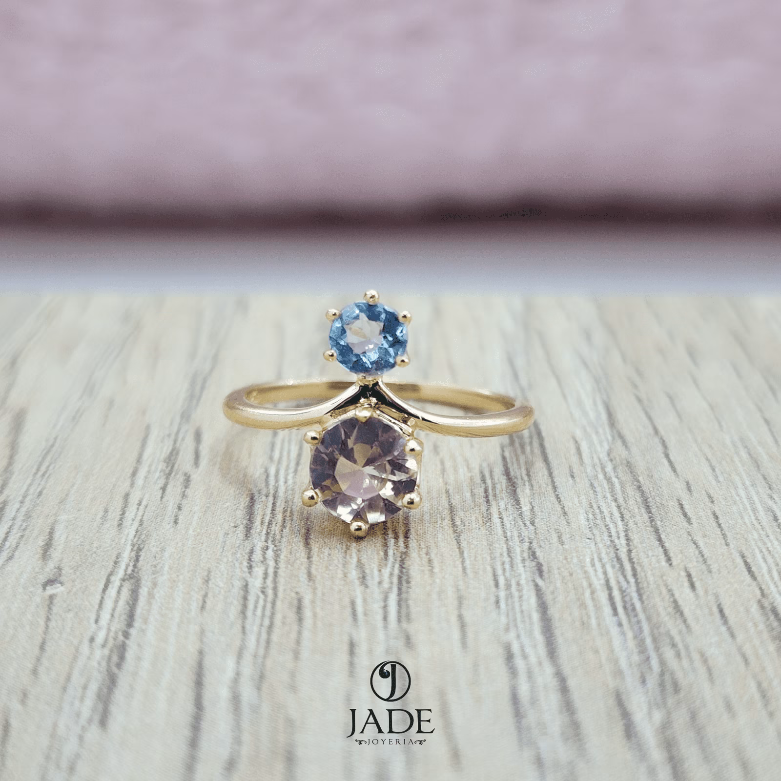 Anillo de Piedra Turmalina champagne y aguamarina en oro de 18k