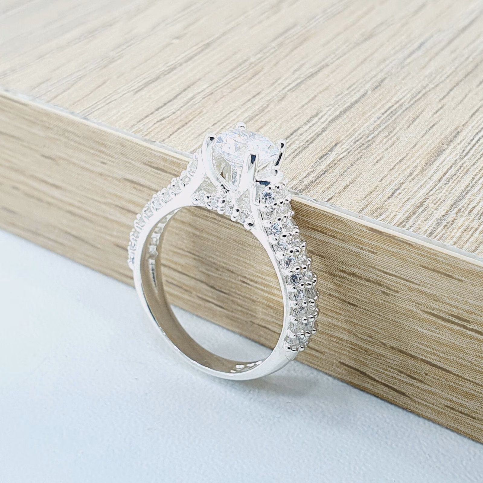 Anillo full piedras en plata con circones