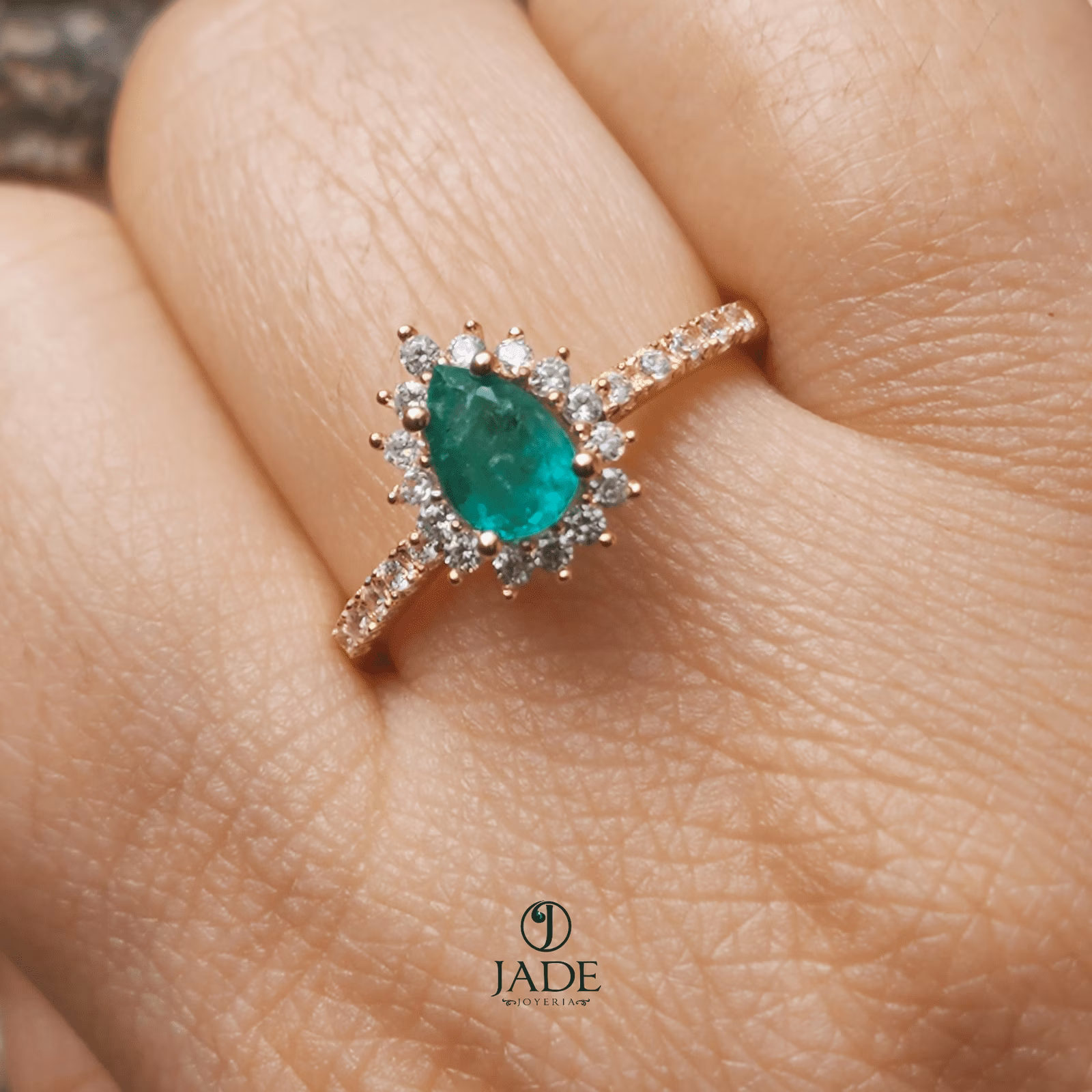 Anillo Gota De Esmeralda en oro de 18k