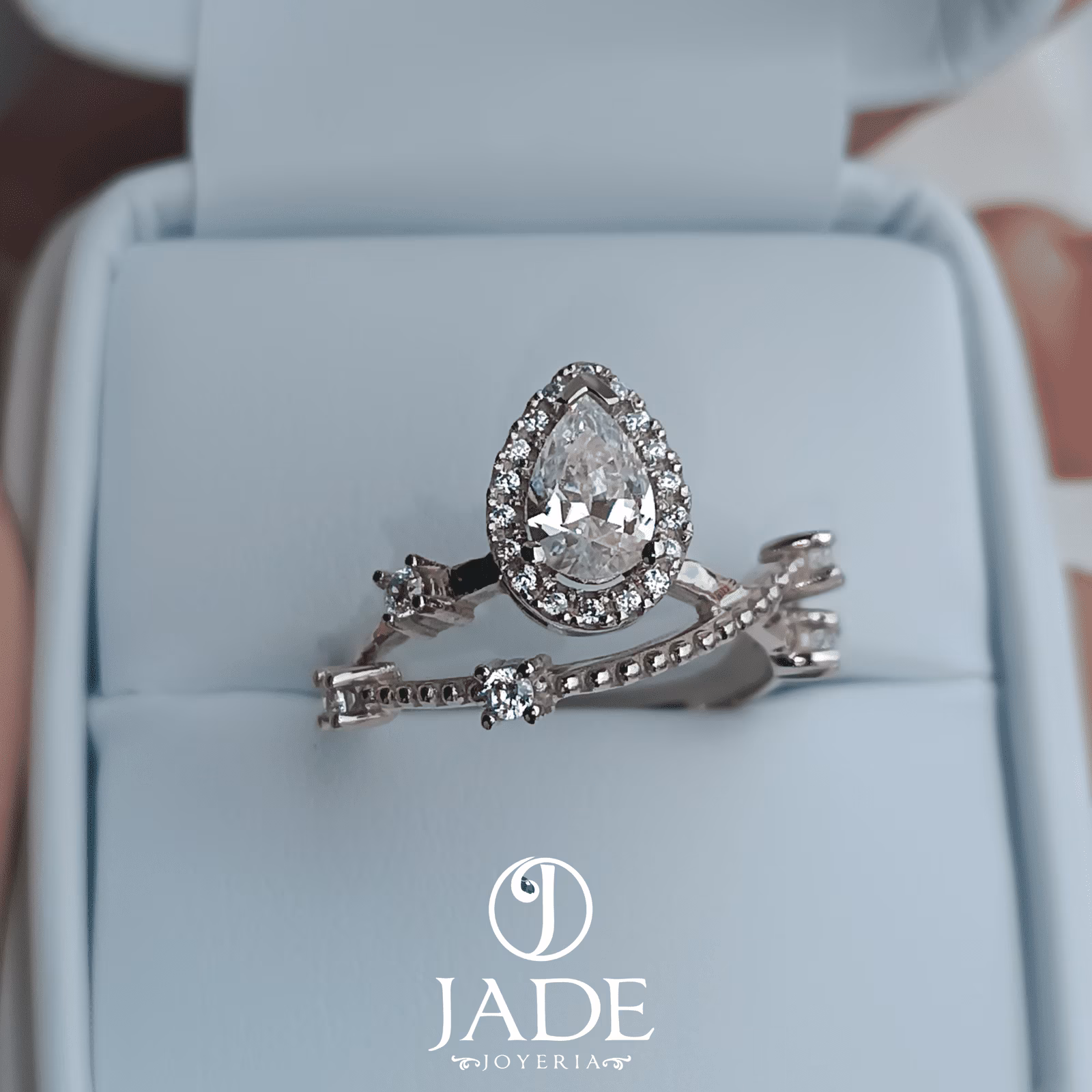 Anillo Mabel de compromiso en oro blanco 18k