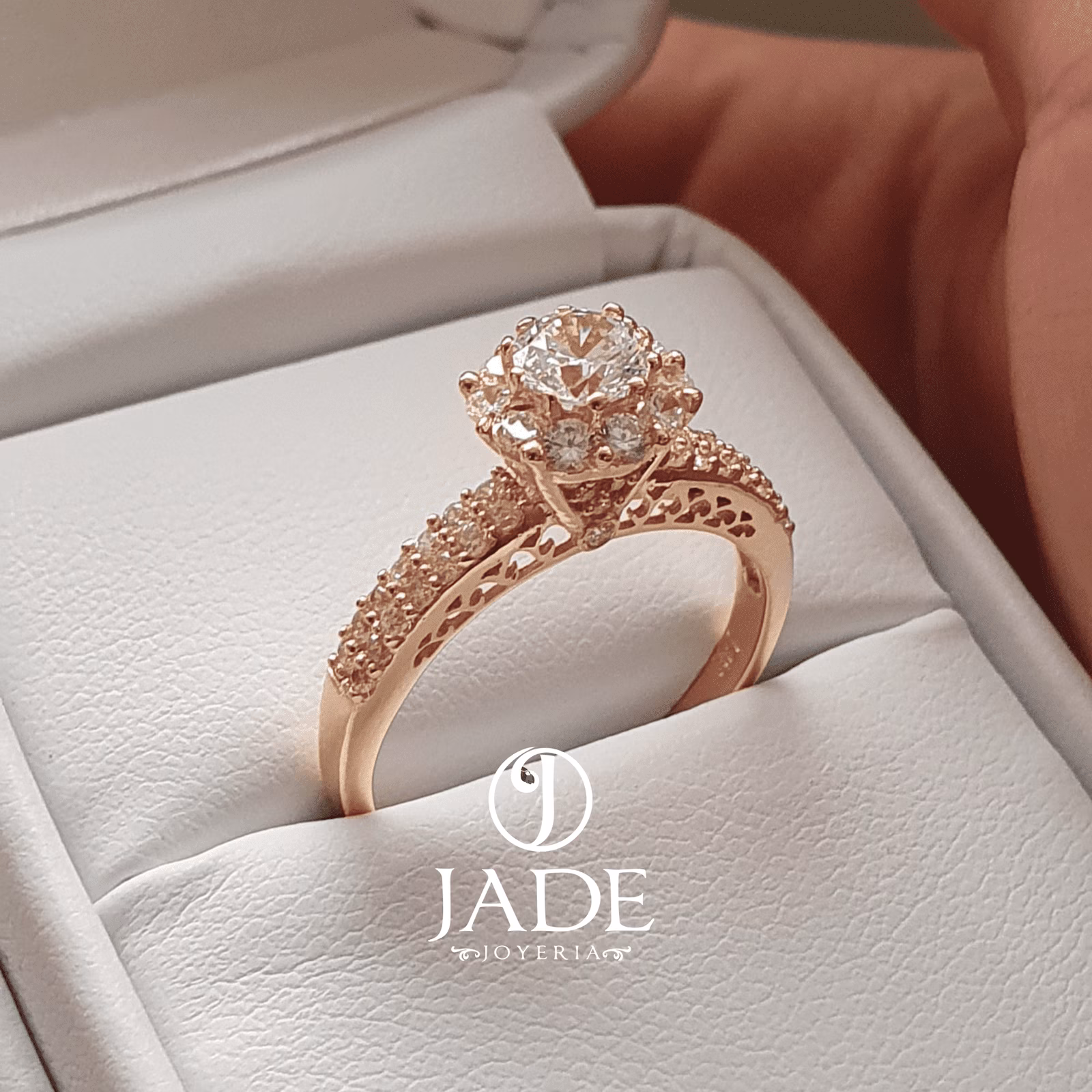 Anillo Melinda de compromiso en oro 18k