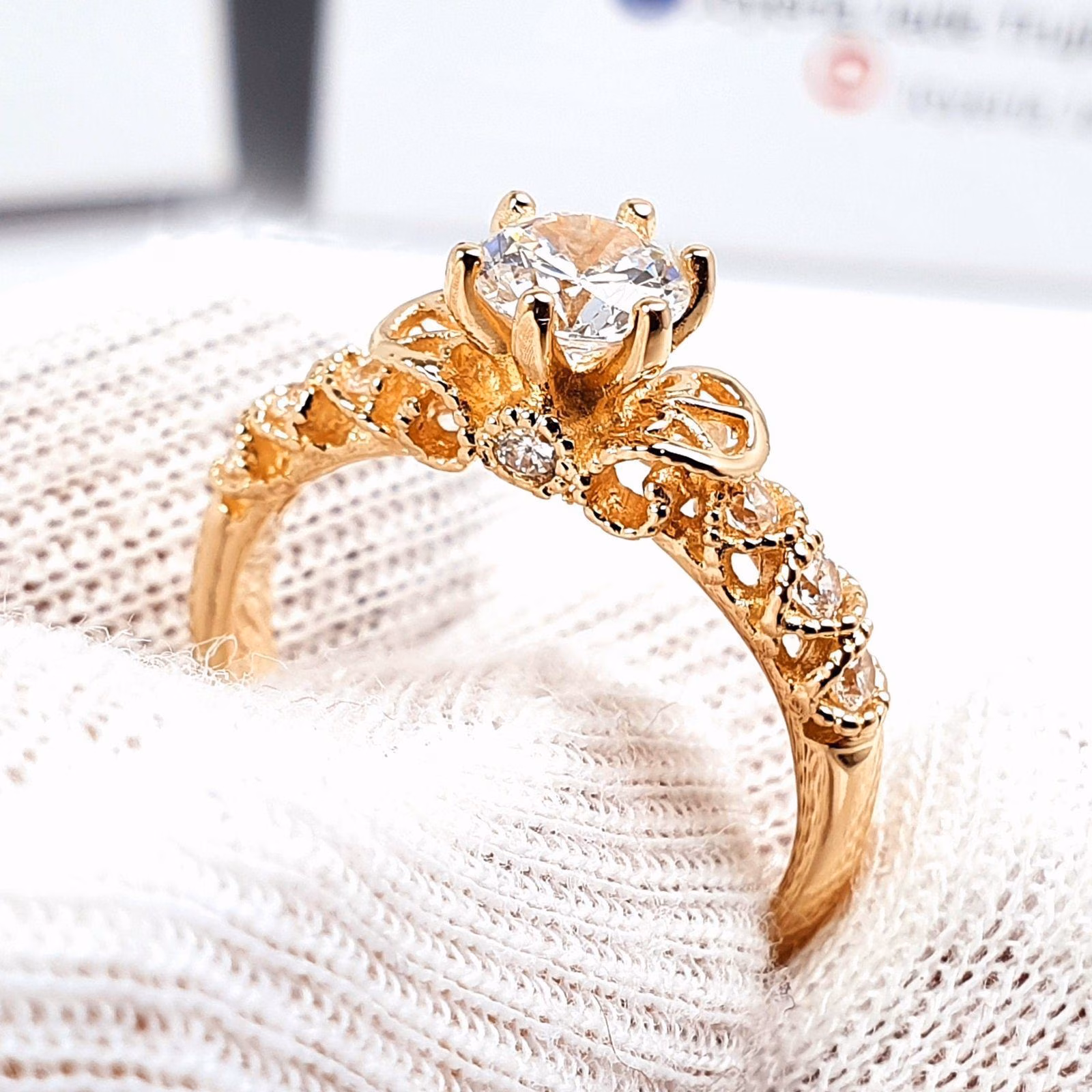 Anillo Nayara de Compromiso Oro 18k Piedra Redonda
