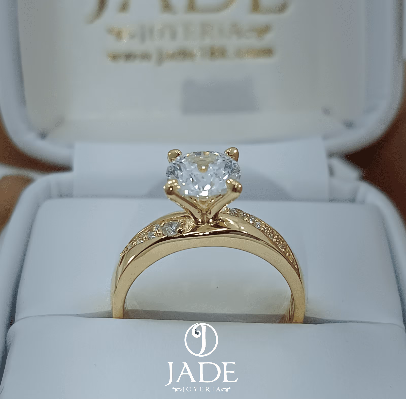 Anillo Nick de compromiso en oro 18k