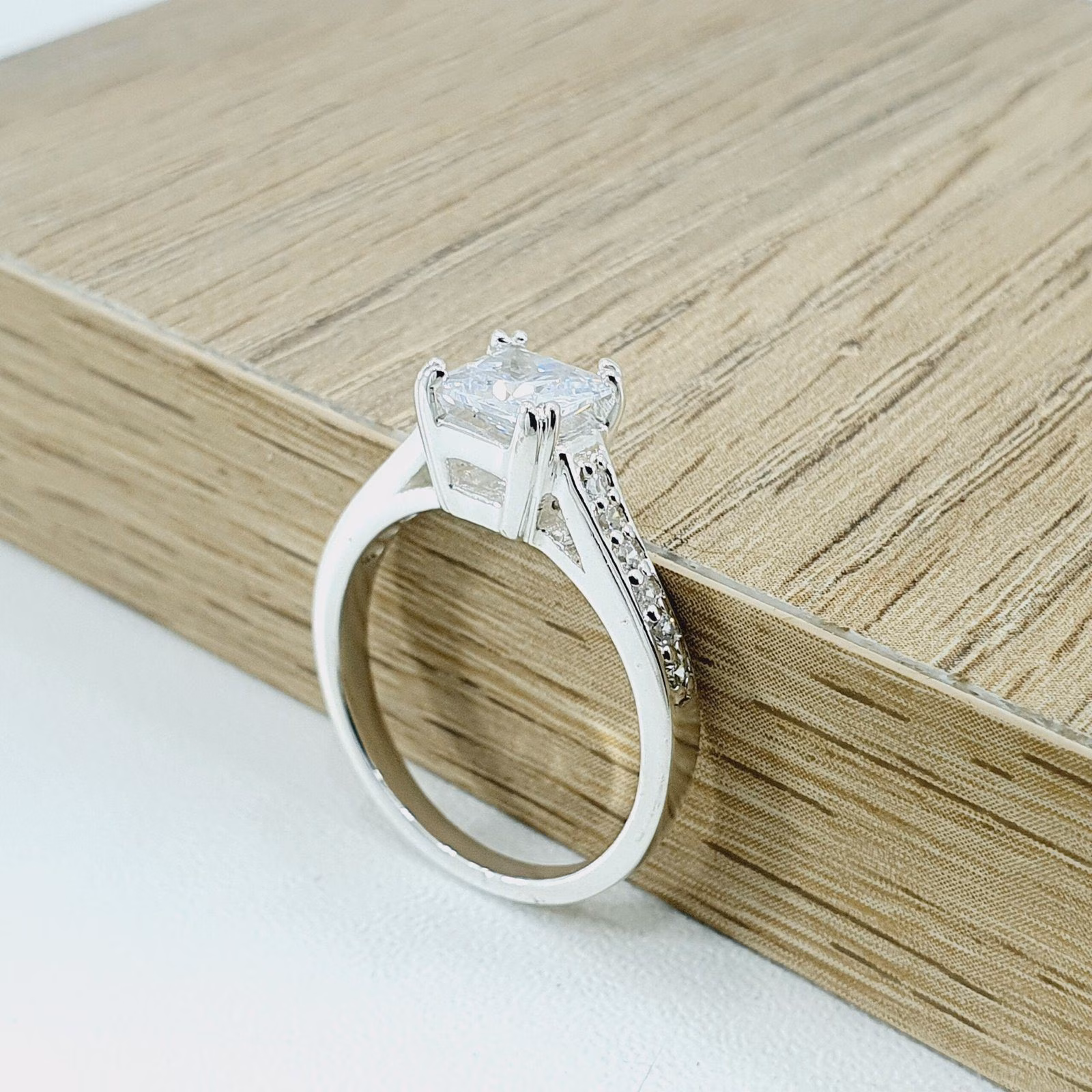 Anillo piedra cuadrada en plata.